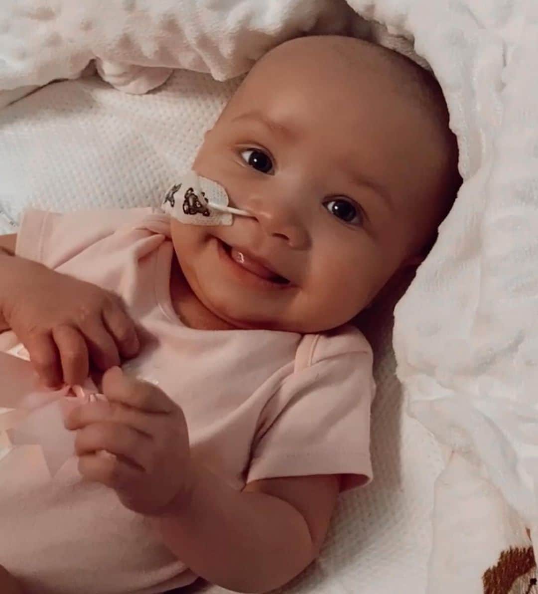 アシュリー・ケインのインスタグラム：「It has now been 10 days since Azaylia’s Stem Cell transplant and she still gives Daddy bright eyes and big smiles everyday despite her pain to help me through my worries. 🥲❤️ . She is going through quite some pain at the moment and has ran into a few side effects over the last 10 days. But, she is doing well and her love for life seems to outshine any trouble she is going through. She is a remarkable little girl and her strength fuels my soul every single day! 💯✊🏾 . LETS GO CHAMP! I BELIVE IN YOU! 💯✊🏾👶🏼🦁❤️🙏🏾」