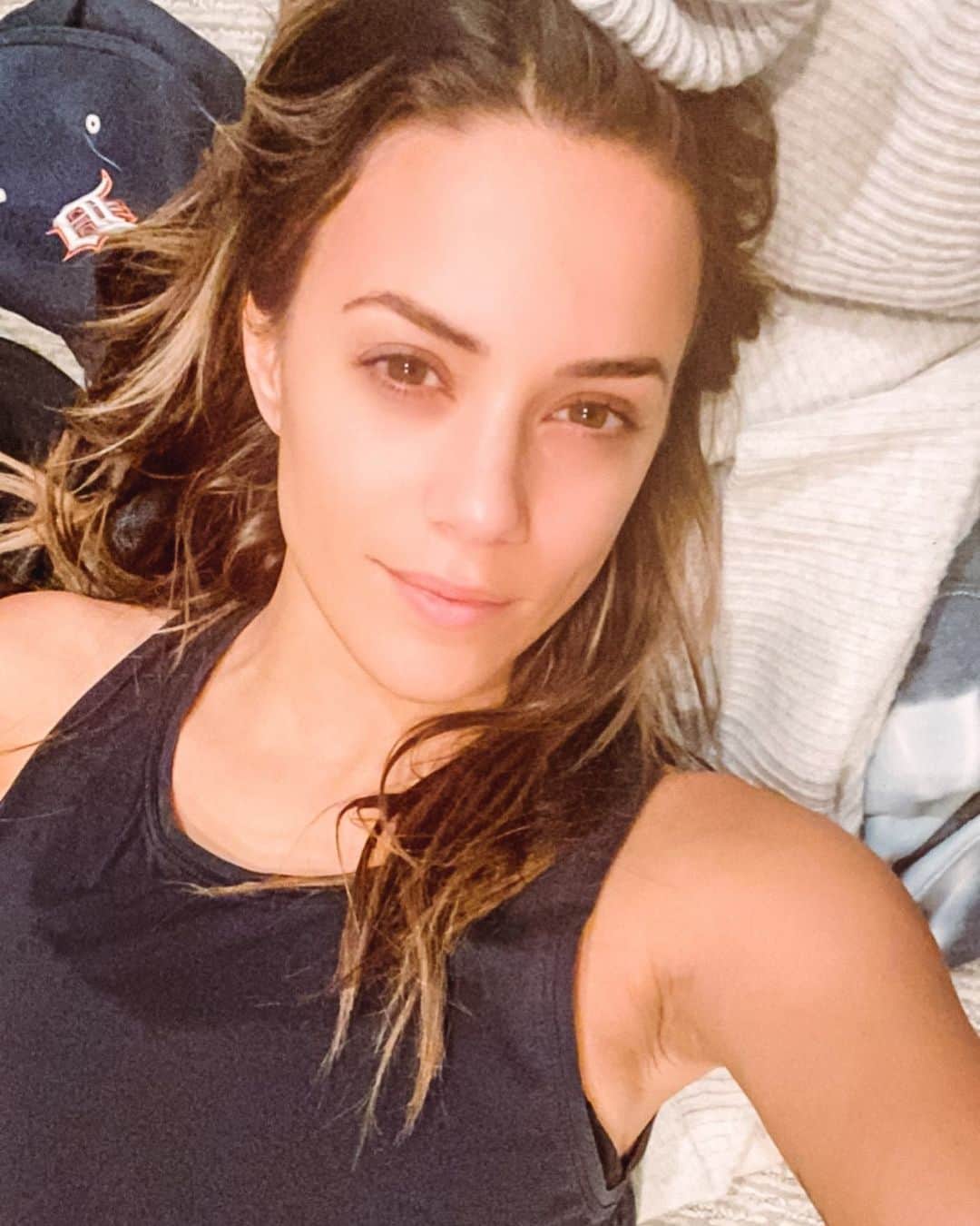 ジャナ・クレイマーのインスタグラム：「Laying in my closet debating life choices 😂. Kidding but it is where I go to think a lot.  It did getting me thinking though as I start my packing to Canada....moms pack it all, our bags, kids bags, etc bags and dads just worry about their bags. And as I found myself thinking wow that must be nice, I then realized he’s in a lose lose. If he packed the kids stuff I would say, “where is this”, “why isn’t this in there”. So I think just accepting the roles is best in these moments. And like we talked about in a podcast episode, I would forget every electronic so that’s his role. Make sure all kids stuff is charged and packed which then got me thinking about roles. I think there is a healthy balance of knowing the roles BUT what I think a women really needs (sorry guys I know u need this too but we need it more..😂) is “hey is there anything I can do to help you”. That’s all we need. (We will likely say no). Does anyone agree?」