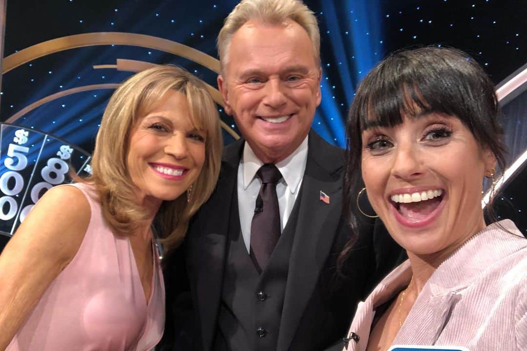 コンスタンス・ジマーのインスタグラム：「Tonight is the night!!! My childhood dreams came true! I got to play #CelebrityWheelofFortune with not only the incredible #patsajak & @officialvannawhite for my charity of choice (win win) @wckitchen!, I also got to share it with friends @yvettenicolebrown and @mariamenounos who I’ve known for years!! Watch what happens tonight @abcnetwork @wheeloffortune #pinchingmyself」