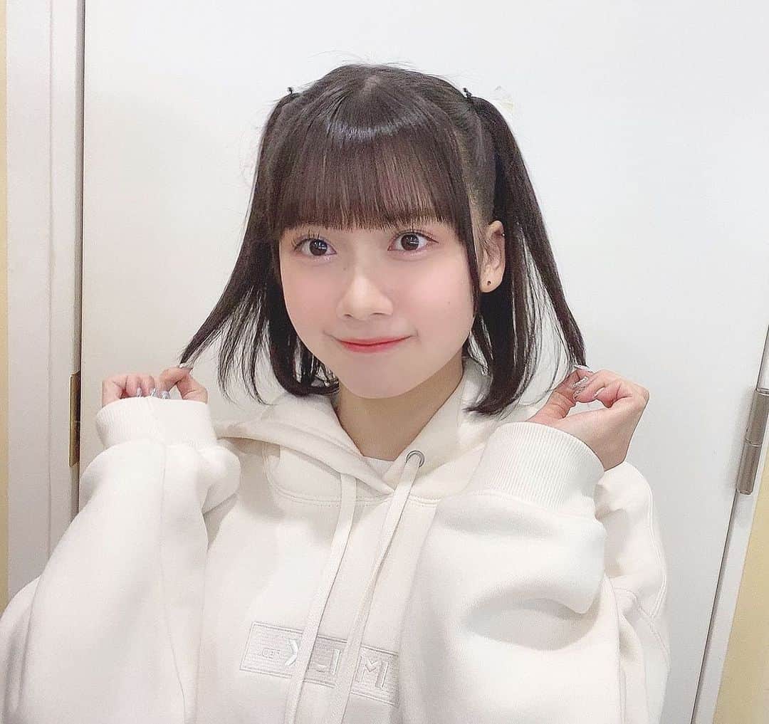 のインスタグラム：「・ ・ ハーフツインしました🥕 ぴょんぴょんっ ・ ・ #ハーフツイン #黒髪 #黒髪ボブ #milkfed #白パーカー #パーカー」