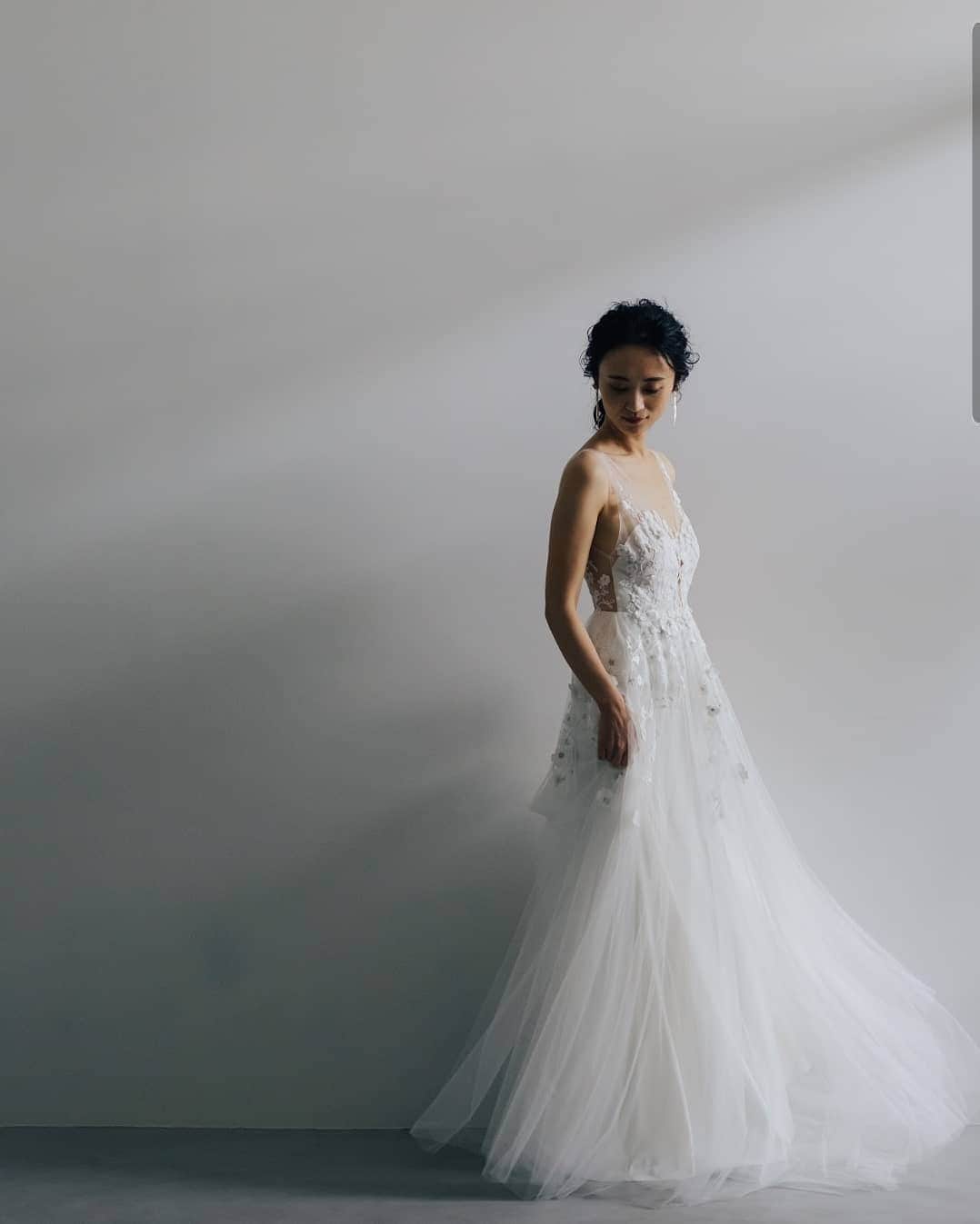 Cli'O mariageクリオマリアージュさんのインスタグラム写真 - (Cli'O mariageクリオマリアージュInstagram)「本日のYOU TUBE LIVEでご紹介したドレス新作3着の着画投稿です🕊️ ★ポーランドから初入荷の#annakara 1～6枚目の2着 ★パリジェンヌの憧れブランド #lauredesagazan  7～9枚目 いつか観た映画のワンシーンの様なフォトウエディングと結婚式の為に到着したドレス達🥀 ご協力いただきました @tokihana_wedding の皆様、ありがとうございました🕊️ . . ★リアルなクリオマリアージュブライズをご紹介しております⏬  @cliomariage_brides ★パーティーや花嫁アクセサリーのご購入検討中の方はこちらをご覧ください⏬ @cliomariage.shop . The request of photo wedding is also possible. Please make an appointment. ↓↓↓ ☏+81-3-3770-9722 ✉info@cliomariage.com 1-16-16-5F Dogenzaka,Sibuya,Tokyo #cliomariage #photowedding #クリオマリアージュ #フォトウエディング #ウエディングフォト #ウエディングドレス #ドレス試着 #結婚準備 #ドレス探し  #海外挙式 #前撮り #後撮り  #レストランウエディング #プレ花嫁 #卒花嫁  #高身長花嫁 #家族婚  #2021夏婚　#2021春婚 #ナチュラルウエディング #ウェディングドレス試着 #アンナカラ #ドレス迷子 #ウェディングドレス迷子 #家族挙式 #Aライン #weddingdress」1月28日 22時46分 - cliomariage