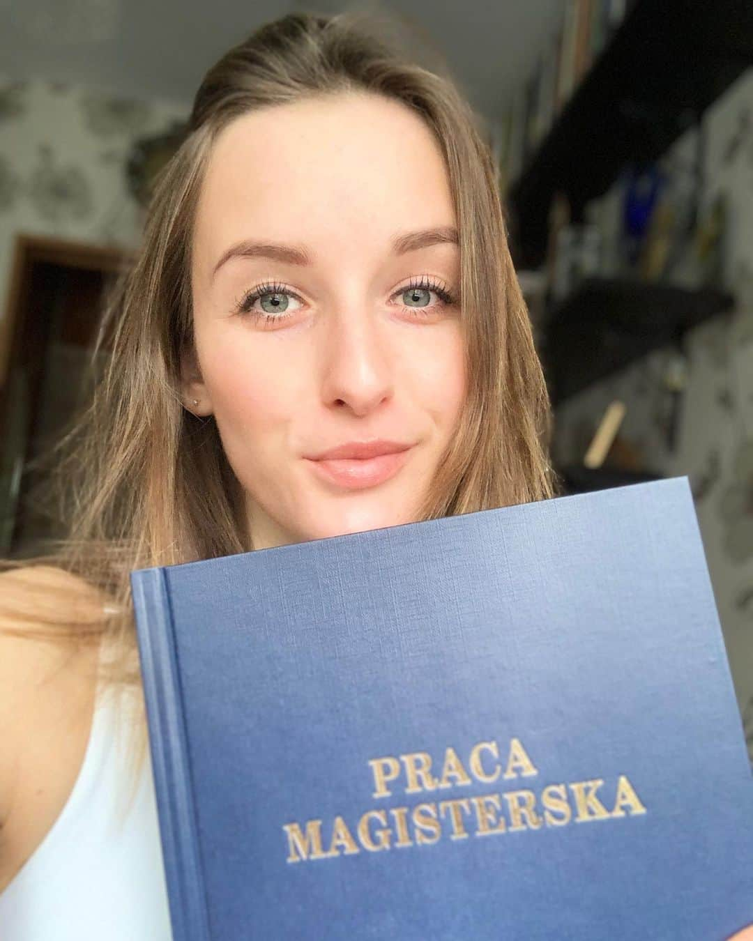 Justyna SAGANIAKさんのインスタグラム写真 - (Justyna SAGANIAKInstagram)「Do zakończenia kariery sportowej dołączam zakończenie studiów 👩🏽‍🎓 Co za szaleństwo🍾 Tyle czasu męczyłam się z Achillesami i nikt mi nie potrafił pomóc, więc machnęłam o nich magisterkę 😅 A po cichu przypisuję sobie wymianę martwych Achillesów na żywe pewnego długodystansowca 🙊 Działa 🔥 PS. A Pani w szkole kazała mi wybierać albo sport, albo nauka 🧐」1月28日 22時47分 - saganiak