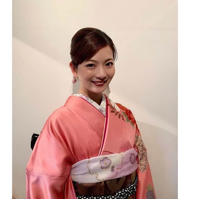 のインスタグラム：「. . . 観劇レポ③ 『坂東玉三郎初春特別舞踊公演』 . . . 口上、賤の小田巻、傾城雪吉原。 . . 口上では口上のあとに 今まで演じられたお役の打掛を 数点ご披露下さりました👘 . 全て玉三郎様がどの役の時の打掛か、説明して下さったあとに、 後ろの模様や柄も見えるように 上手下手と見せて下さるのですが、 これまたポーズがお美しい。 カメラ撮っていいよって言われたら 私ずっと連写してると思います😍📷 . . 賤の小田巻、傾城雪吉原は どちらも時代や衣装も 異なる演目ですが、 舞台上で舞う玉三郎様は もう間違いなく天女🧚🏻‍♂️✨✨ . . 動作の一つ一つが美しく、 芸事の奥深さを改めて実感しました。 学びが沢山ありました。 .  生演奏だったので、お琴、三味線などの鳴り物が聴ける心地良い空間でした。 . . . どの公演もそうですが、 この事態の中で公演して下さる事に 本当に感謝の気持ちでいっぱいです。 皆さまのおかげで明日も頑張ろう！と勇気やパワーをもらいます😊💕✨ 私も自分で決めた事、 今頂いているお仕事を 精一杯頑張ります😍☺️💕 . . 観劇レポ、読んでくださって有難うございました😆😆✨✨ . . . #歌舞伎#観劇#観劇レポ #坂東玉三郎 様 #松竹座 #初春公演 #日本舞踊 #写真はどうしても和装にしたくて #この間の撮影の時のものです #いつか着物で観劇するのが夢」