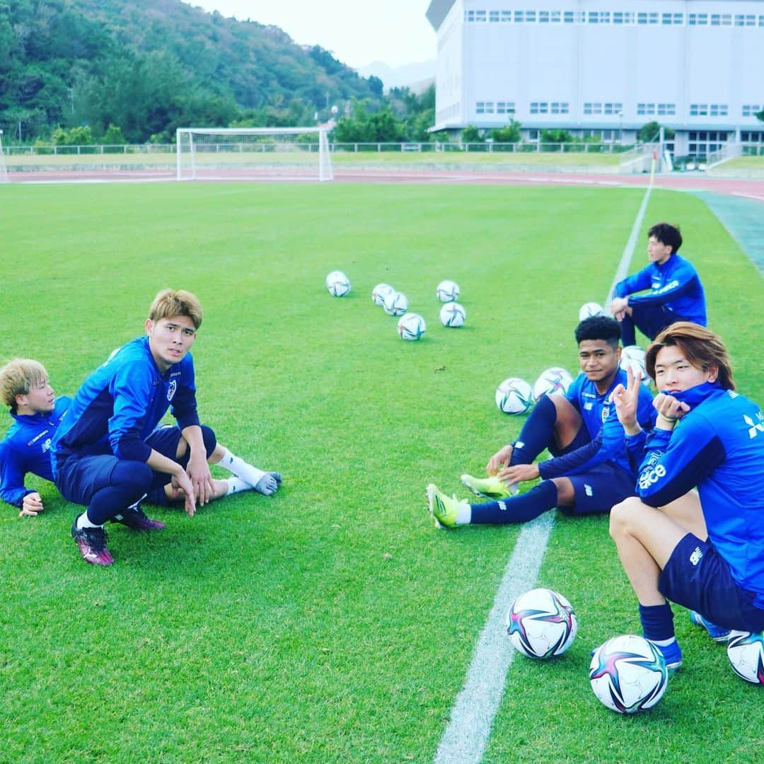 FC東京オフィシャルグッズさんのインスタグラム写真 - (FC東京オフィシャルグッズInstagram)「🔵🔴 #2021沖縄camp #選手camera 📸 . 小川さんなかなかいい写真撮りますね😊🔵🔴 ほたか!!!!!!!!!!こっちを向きなさい!!!!!!!!! #photo by @ryoya_ogawa_6   @fctokyoofficial  #小川諒也 #中村拓海 #田川亨介 #安部柊斗 #中村帆高 #バングーナガンデ佳史扶 #FC東京 #fctokyo #沖縄キャンプ #okinawa #camp #tokyo」1月28日 22時49分 - fctokyoofficial