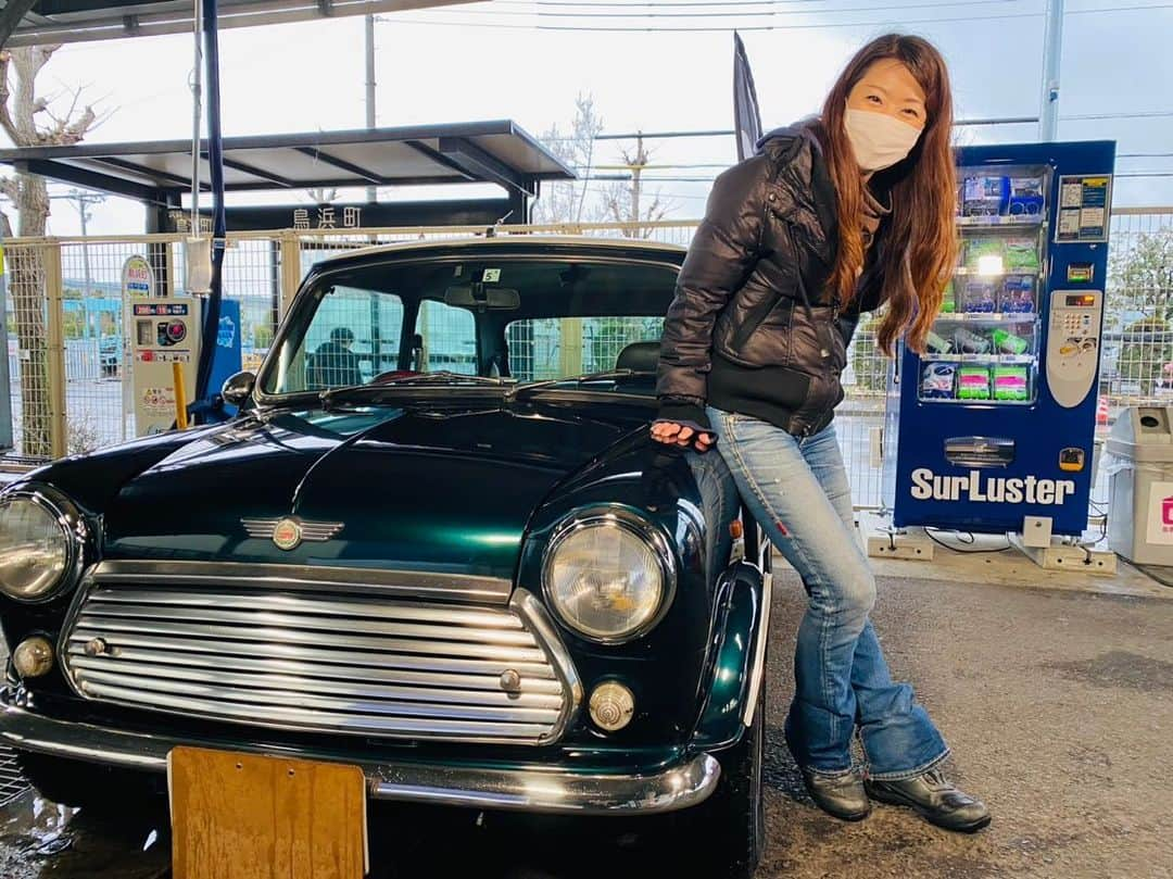 木村亜美さんのインスタグラム写真 - (木村亜美Instagram)「『コイン洗車場✧︎wash plaza』なら、屋根もあるし洗車するお水は温水だし、冬の洗車にはとっても嬉しい😍❣️🧼🚘💖 シュアラスター自販機も設置されて、更に便利なんだよね～(∩˃o˂∩)♡  🚘🧼🏍 @wash_plaza ◀◁ 横浜ベイサイドの近くだからぜひ寄ってみてね❣️もちろんバイク洗車もOKだよ(*´꒳`*)b✨🏍  #ウォッシュプラザ #洗車 #SurLuster #クラシックミニ #classicmini #classiccar #ミニ #mini #洗車 #ミニクーパー #minicooper #oldmini」1月28日 22時49分 - ami_kimura0327