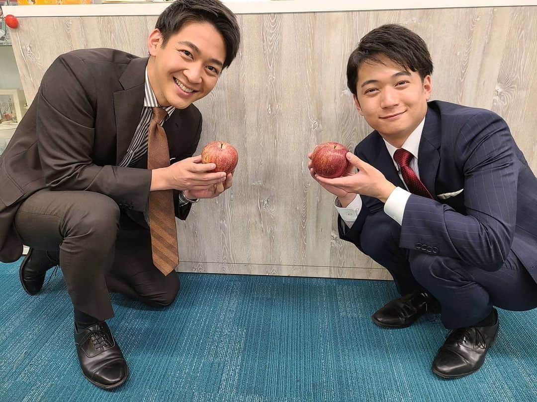 フジテレビアナウンサーのインスタグラム：「こんばんは、徳田聡一朗です。  先日、アナウンス室に大きな荷物が届きまして なんだろう？と思い、開けてみると…  たくさんのりんごが入っておりました🍎  なんと、福島テレビさん(@fukushima_tv_official )が送ってくださったとのことで、アナウンス室一同、美味しくいただきました！  とても甘くて美味しくて、室内でも大人気でした＾＾ (私と堀池先輩も一つずつ頂きました！)  福島テレビさん、ありがとうございました！  #福島テレビ #りんご #フジテレビアナウンサー #堀池亮介 #德田聡一朗 #早起きは三文の德だ」
