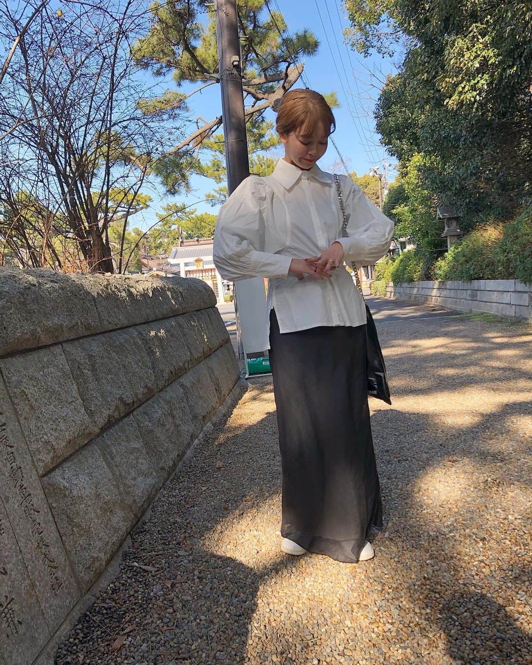 北岡りえのインスタグラム：「袖バルーンに弱いです🎈 春ブラウスはホキちゃんにきいてすぐポチッと🙏🛒　@hokichihiro   もうすこし寒さが続きそうですが お客様やスタッフと 春服やメイクの話に花を咲かせながらあたたかくなるのを心待ちに🌸」