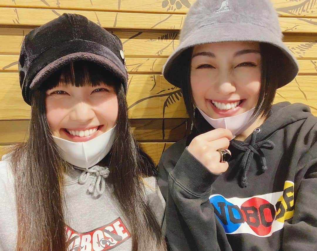 早瀬英里奈さんのインスタグラム写真 - (早瀬英里奈Instagram)「先日、久々に姉妹会議👭💙❤️  偶然にも。。 2人ともフーディーコーデでした🌟  やっぱり姉妹なんだなぁ。。。笑  ところで。。 妹のフーディーの紐。。。 どうなってるんだ？？？笑  今日の東京は雪が降りました☃️ 傘の上に積もった雪？霙？が、固まって氷っててビックリ❄️  皆さん、あたたかくしておやすみなさい🌙  #姉妹 #姉妹会議 #フーディー #感染対策 #除菌で手がカサカサ 😂 #東京 #雪 #霙 #あたたかくして #おやすみなさい #次女 #阿部舞佳  #長女 #早瀬英里奈」1月28日 22時57分 - erina.hayase