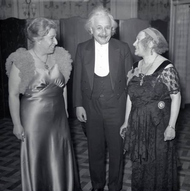 アルベルト・アインシュタインのインスタグラム：「#ThrowbackThursday: In this photo from Dec. 18, 1933, Albert Einstein poses with his wife Elsa (right) and Theresa M. Durlach (left), the president of the World Peaceways Organization, at a dinner held in commemoration of the 100th anniversary of the birth of Alfred Nobel, founder of the Nobel Prize Awards.」