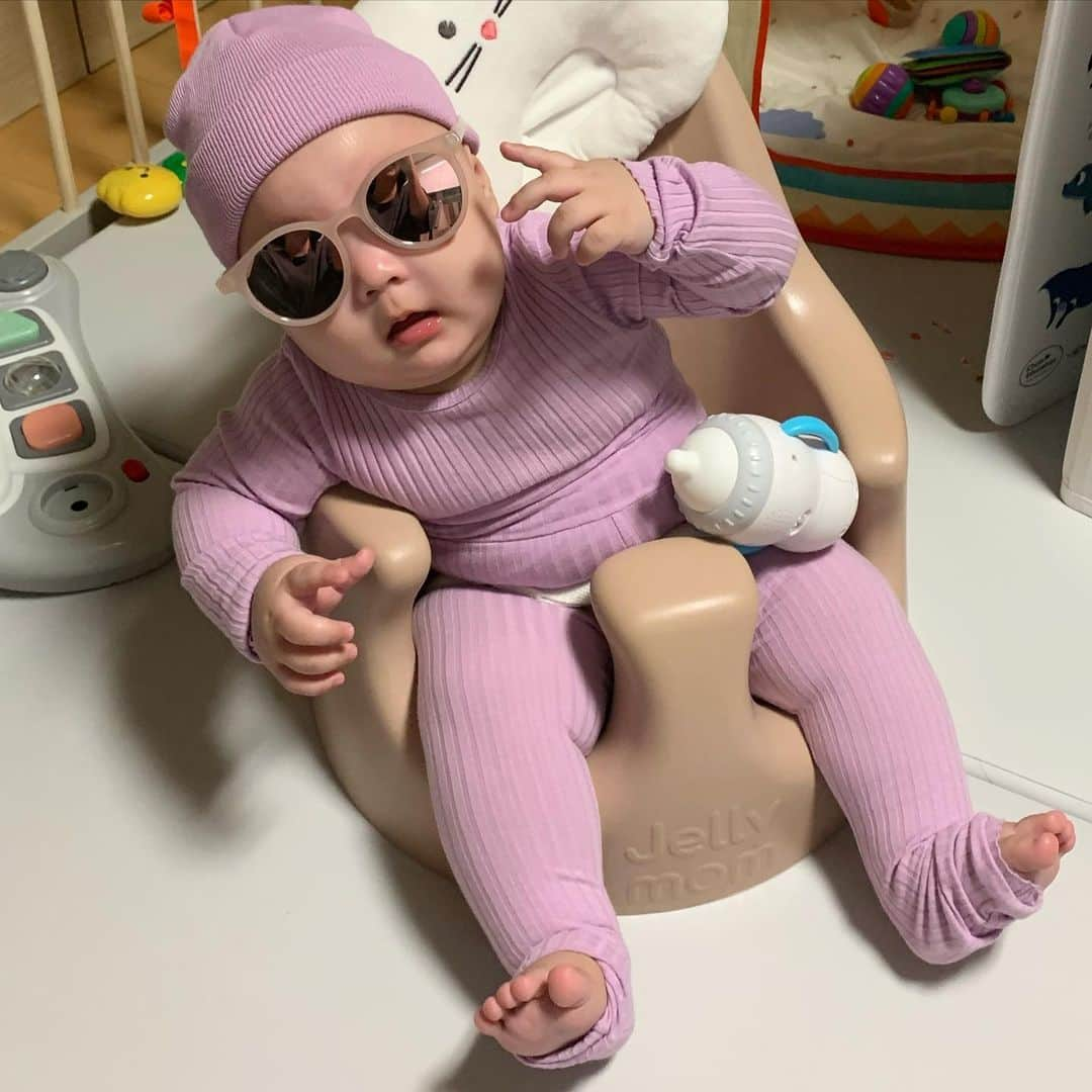 カン・ヘヨンさんのインスタグラム写真 - (カン・ヘヨンInstagram)「+191👶🏻💛 아 진짜 #베이비모델 아니라고???ㅋㅋㅋㅋㅋㅋㅋㅋㅋㅋㅋㅋㅋㅋㅋ빼꼼이 입은거는 전량 솔드아웃 되는거 아니구???ㅋㅋㅋㅋㅋ엄마보다 포즈 잘취해 너어~~?ㅋㅋㅋㅋㅋㅋ  🤍빼꼼이 옷 정보🤍 모자 - #콘크리트브레드 선글라스 - #콘크리트브레드  실내복 - #리틀페이지  협찬 절대 아니에요❕빼꼼이꺼는 협찬 절대 안받습니다❕」1月28日 23時01分 - mangdoo_noona