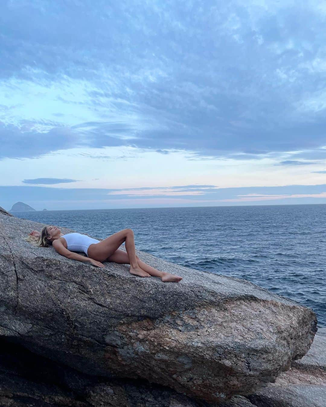 イザベラ・サントーニのインスタグラム：「Quando foi a última vez que você marcou um encontro com você? ✨ @niaecrua」