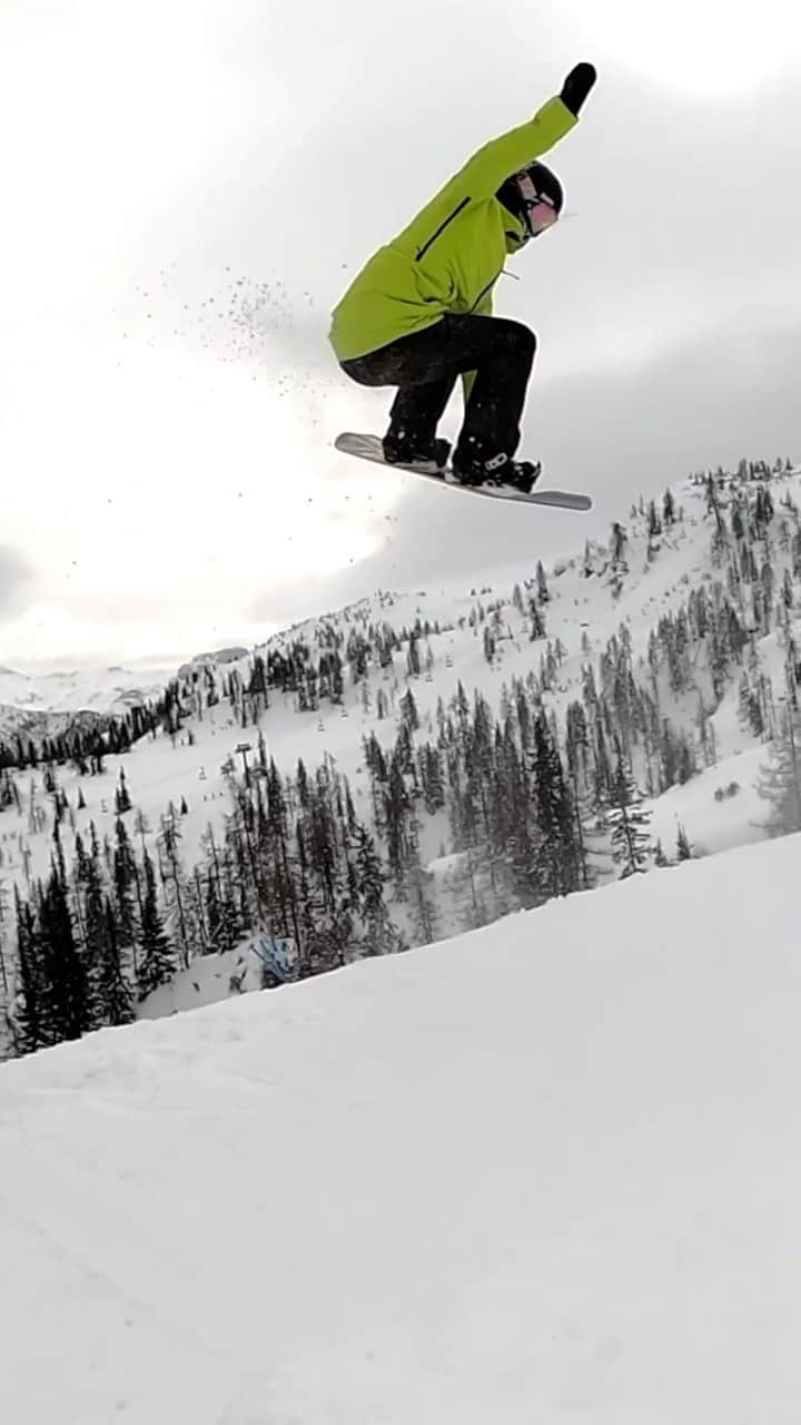 リンゼイ・ジャコベリスのインスタグラム：「Been a minute since I hit freestyle jumps....taking a sledge hammer to the rust 😝 Fun crew and vibes today @slashsnow @paulmitchell @bernhelmets @blenderseyewear @ussnowboardteam 🎥 @peter」