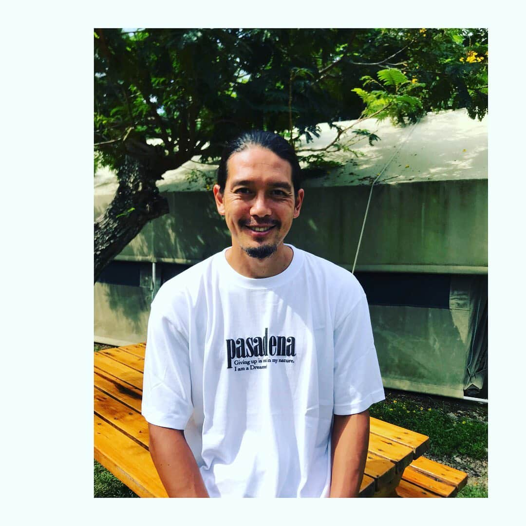 井川祐輔さんのインスタグラム写真 - (井川祐輔Instagram)「【Next stage編】﻿ 香港に旅立つまでは、﻿ ファッションが大好きな奥さんと洋服を見に行くのが楽しみで、﻿ どちらかと言うと質の高いブランドの洋服を購入する傾向がありました。﻿ 理由は、高い洋服の方が結局コスパが良い！﻿ と言う結論のもと、その服を数年に渡り愛用する方向でした。﻿ 香港ではファッションとは無縁になり、﻿ ファッション暗黒時代到来。﻿ それが3年間続き、日本帰国後は通勤がチャリ通という理由もあり、動きやすくてお洒落の方向を走っております。﻿ ﻿ その中で、元チームメイトが手掛けるブランドに微力ながらも貢献したい！﻿ という思いから購入させて頂いております。﻿ ﻿ 今回もアベちゃんデザインのソイラテトレーナー。﻿ ケンタといい皆んな頑張ってるなー！！！！﻿ 俺も負けじと頑張ろっと。﻿ ﻿ #ファッション﻿ #洋服﻿ #川崎フロンターレ﻿ #名古屋グランパス﻿ #元チームメイト﻿ #お洒落﻿ #fashion﻿ #kawasakifrontale﻿ #nagoyagrampus﻿」1月28日 23時03分 - yusukeigawa_4