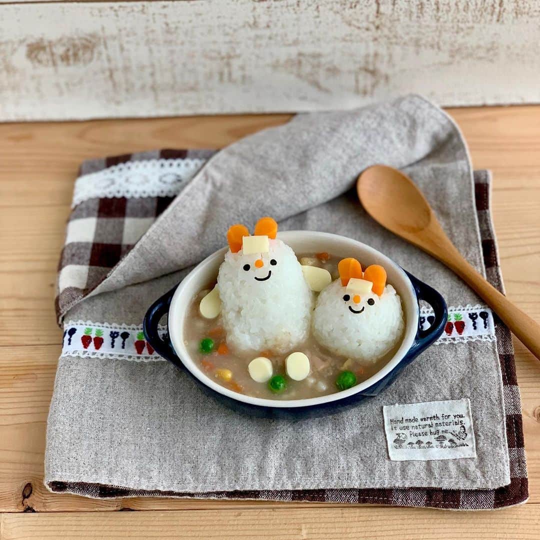 maki ogawaさんのインスタグラム写真 - (maki ogawaInstagram)「今日は寒かったですねー❄️❄️  以前、ピジョンさん( @pigeon_official.jp )用に作った #離乳食 です。　 前にもポストしていたかもしれません。 温泉に浸かっているおにぎりうさちゃんです。 寒い今日はこんな気分だったので、 アップしてみました。  @pigeon_official.jp さんで かわいい離乳食を作成させていただいてます。  『離乳食ぱくっとレシピ』 『赤ちゃんのハッピーミール』で 検索していただけると 使用したピジョンさん製品、その他の離乳食を ご覧いただけます。  皆さま、お風邪など召しませぬよう、 暖かくしてお過ごしくださいね。  ⠀ #ピジョン #離乳食後期 #cutelunch #かわいいご飯  #キャラ弁 #キャラランチ #キャラランチプレート #kidsmeal #kawaiifood #kawaiifoods #babyfood #cutebabyfood #babyfoodideas ﻿⠀ #babyfoodrecipes #離乳食日記 #離乳食レシピ ﻿#離乳食中期 #かわいい離乳食  #かわいい離乳食部 #赤ちゃんフード #ベビーフード #ベビーフード活用 #赤ちゃんのごはん  #子供の日ごはん #子どもの日レシピ #子どもの日メニュー  https://www.youtube.com/user/LuckysundaeMaki/」1月28日 23時03分 - cuteobento
