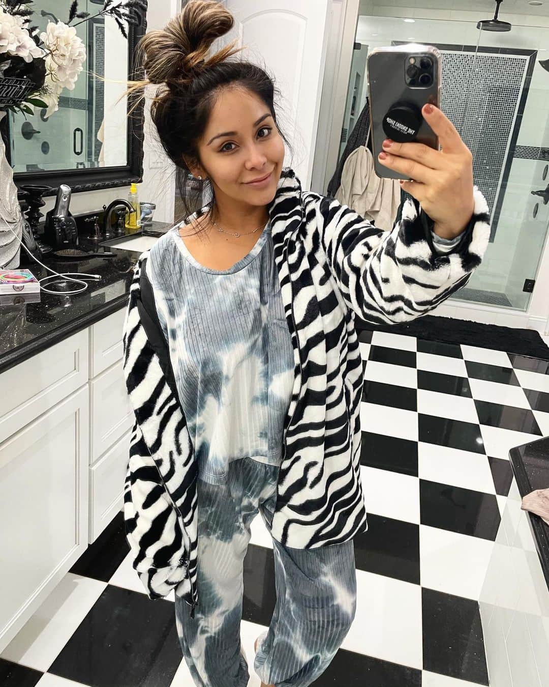 ニコール・ ポリッツィのインスタグラム：「Speaking of hot mess, here is my run to Target look. Cozy yet fashion statement. Be bold. 💁🏽‍♀️」