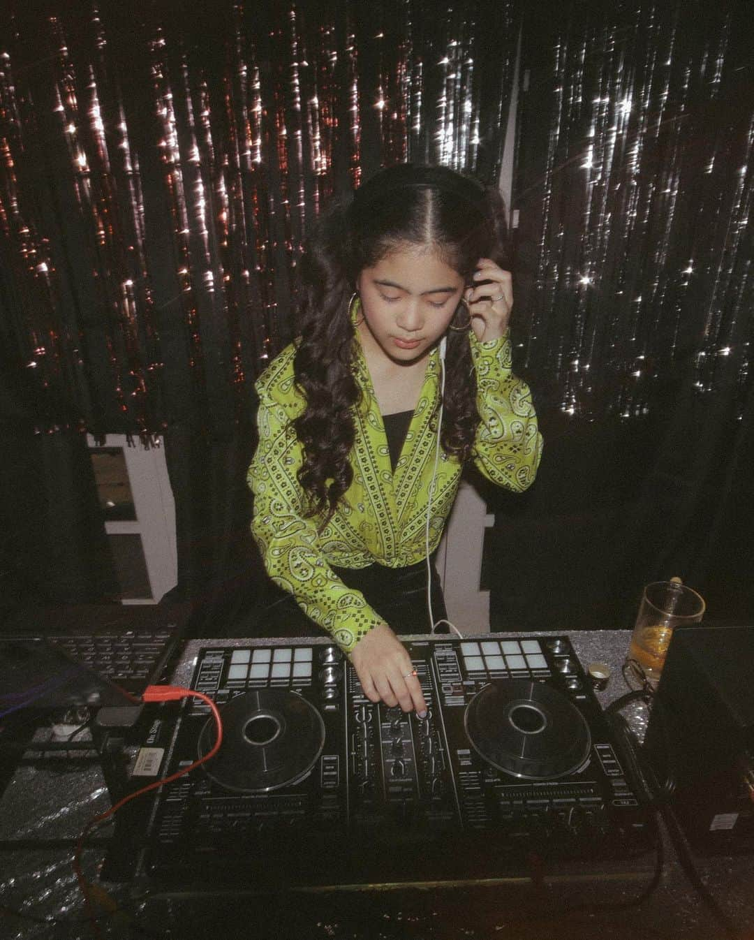 Niana Guerreroさんのインスタグラム写真 - (Niana GuerreroInstagram)「last nights small celebration at home was groovy yoo!! 💃🏻  thank you all for the wonderful birthday wishes! they mean a lot to me 🥺 love you guys ❤️  AYOO YAA GIRL IS 15 HAHAHA 🤪🤪🤪」1月28日 23時04分 - nianaguerrero