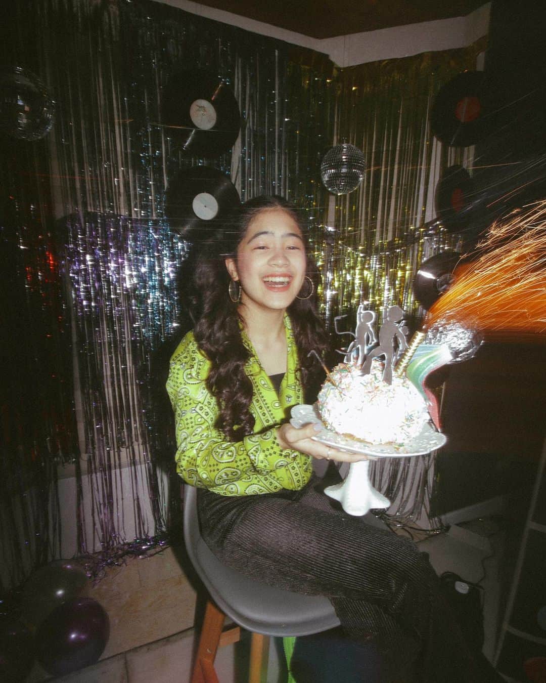 Niana Guerreroのインスタグラム：「last nights small celebration at home was groovy yoo!! 💃🏻  thank you all for the wonderful birthday wishes! they mean a lot to me 🥺 love you guys ❤️  AYOO YAA GIRL IS 15 HAHAHA 🤪🤪🤪」