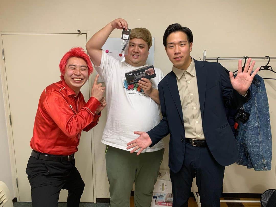 池田真一のインスタグラム：「ファンファーレと熱狂の2人が誕生日プレゼントで激シブのFenderアンプヘッド型キーハンガーくれました！！ 渋い！！嬉しい！！ありがとう！！ この2人近々僕のYoutubeチャンネルに登場してくれます！」