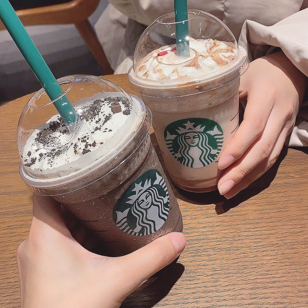 やもはちこのインスタグラム：「Starbucks Valentine 2021💘 とえぴと飲んできたよ〜 ちょっと混ぜたあとの写真だけど笑  私のが第二弾の#チョコレートオンザチョコレートフラペチーノ  クッキーとチョコチップざくざくでおいしい〜お菓子みたい！  奥のが第一弾の#メルティ生チョコレートフラペチーノ  こっちはまだ飲めてないのでまた今度飲みたい🥲🥲  #starbucks #starbuckscoffee #valentine #chocolate #drinks」