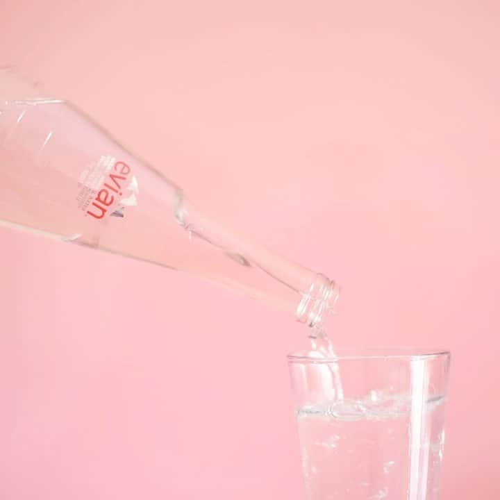 evianのインスタグラム：「Friendly reminder to stop what you’re doing and drink some water #stayhydrated   #evianwater #evian #positivedrops #dryjanuary」