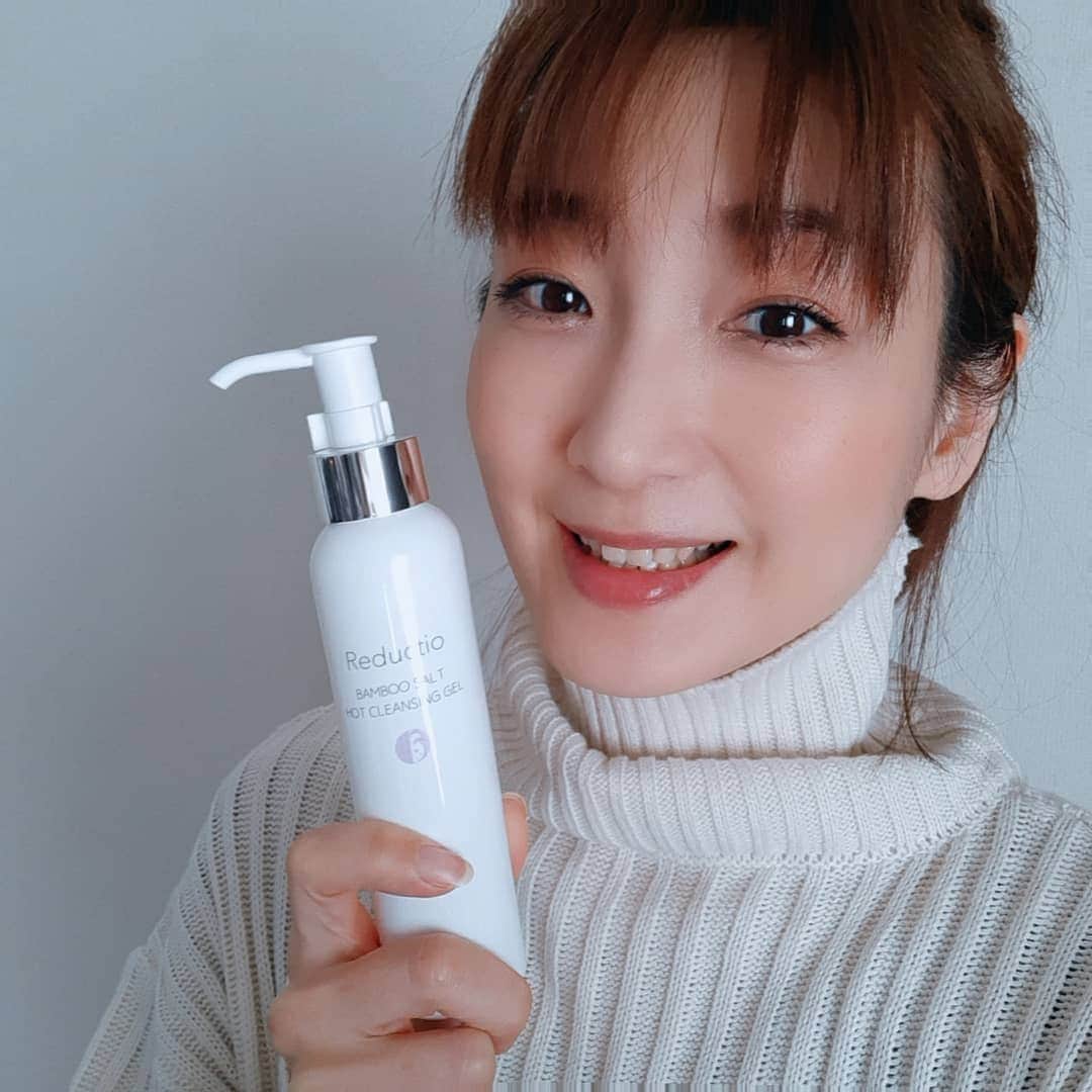 のインスタグラム：「【今の季節にぴったり！美容液のようなホットクレンジング】  美容成分90％❤️  無添加処方で お肌にやさしいのに、  よ～くメイクが落ちる ホットクレンジングです🎵  私はリピーターだよっ😊  ぽかぽか温感ジェルが気持ち良くて、 小鼻のあたりの黒ずみもすっきり！  洗い上がりは、 しっとり&つるつる～🌟  保水力があるので、 お風呂上がりに「化粧水っ！！」 って慌てなくてすむのも お気に入りです😆  @reductio_beauty  #reductio #リダクティオ #ジュゲン #竹塩 #還元塩 #美肌菌 #エイジングケア #美肌ケア #肌育 #無添加化粧品 #クレンジング #ホットクレンジングジェル #スキンケア #skincare #美容 #美 #beauty #美容好きな人と繋がりたい #pr #温感 #藤原宏美 #お花のある暮らし #生花が好き」