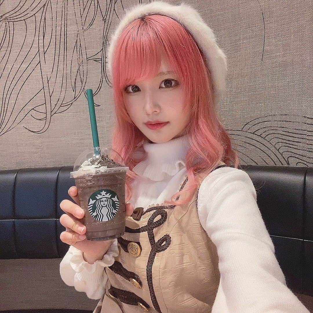 やもはちこのインスタグラム：「スタバのバレンタイン第二弾飲みました𓃘 ㅤ ㅤ ㅤ ㅤ ㅤ ㅤ ㅤ #チョコレートオンザチョコレートフラペチーノ #starbucks #frappucino #ss #自撮り #japanese #japanesegirl #cute #girl #me #selfie #follow #followｍe #粉我 #좋아요 #팔로미 #셀카 #love #fashion #ファッション #ootd #コーデ #コーディネート #coordinate #angelicpretty #lolitafashion #lolita #ロリィタファッション #ロリィタコーデ #ロリィタ」