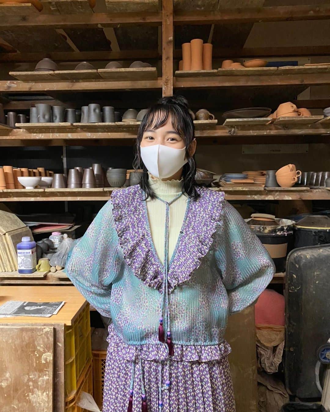 のん（能年玲奈）さんのインスタグラム写真 - (のん（能年玲奈）Instagram)「Beams Japan×福井県の #FUKUITRAD というプロジェクトに、絵で参加させていただいています。 福井には伝統工芸品が7つもあり、昨年その工房にお邪魔させていただいた時の写真です。 職人さんの工房も、技も、作品も全てが美しかった。とっても楽しかったです！ 杉本県知事から福井の県花であるスイセンをいただきました。海の崖っぷちの下で荒波に打たれながら咲く、強い花だと聞きました。かっこいいなあ。 . そしてね、福井の郷土料理を中心としたお弁当をいただいたのですが🍱、あのお弁当が美味しくて美味しくて忘れられない。 作ってくださった方々、ご馳走様でした。 . 今はなかなか各地へ行けないので、みんなどうしてるかなあ、と考えます。 美味しいもの食べに、また行きたいなあとか。 . でも、スイセンのように力強くいたいので！ しっかり食べて健康に過ごします！ . FUKUI TRAD お楽しみに！ #BEAMSJAPAN #福井県」1月28日 23時16分 - non_kamo_ne