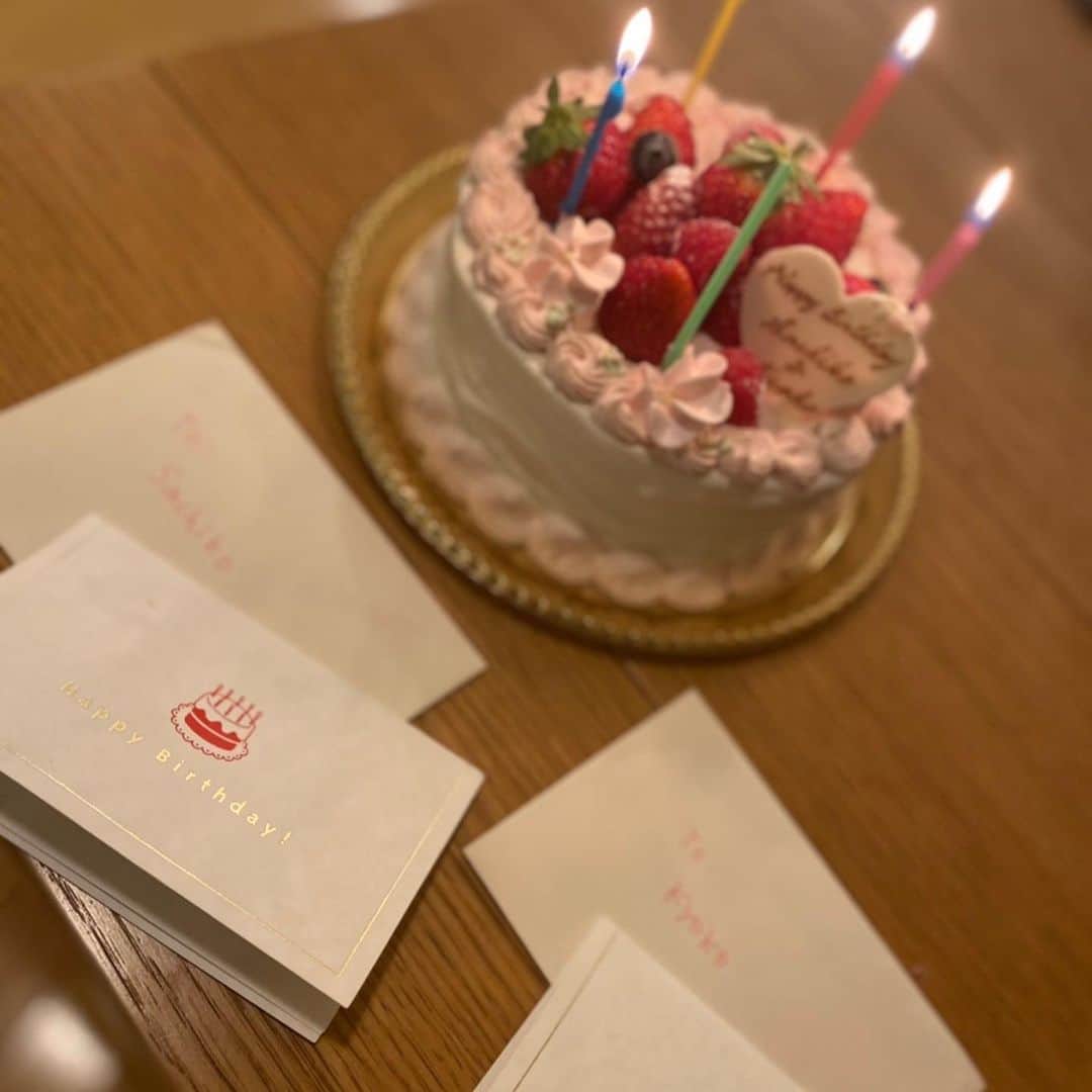 亀恭子さんのインスタグラム写真 - (亀恭子Instagram)「本日、歳を重ねました。  東京は今年初の雪。 息子はえらいテンション上がってました。  寒さ厳しい夜でしたが、 心温まった家族dinner  そして、 個別にお祝いしてくれたみんな、ありがとう❤︎ メッセージをくれた皆様、ありがとうございます❤︎  #january28 #birthday #43 #thankyou #❤︎」1月28日 23時20分 - kame_kyo