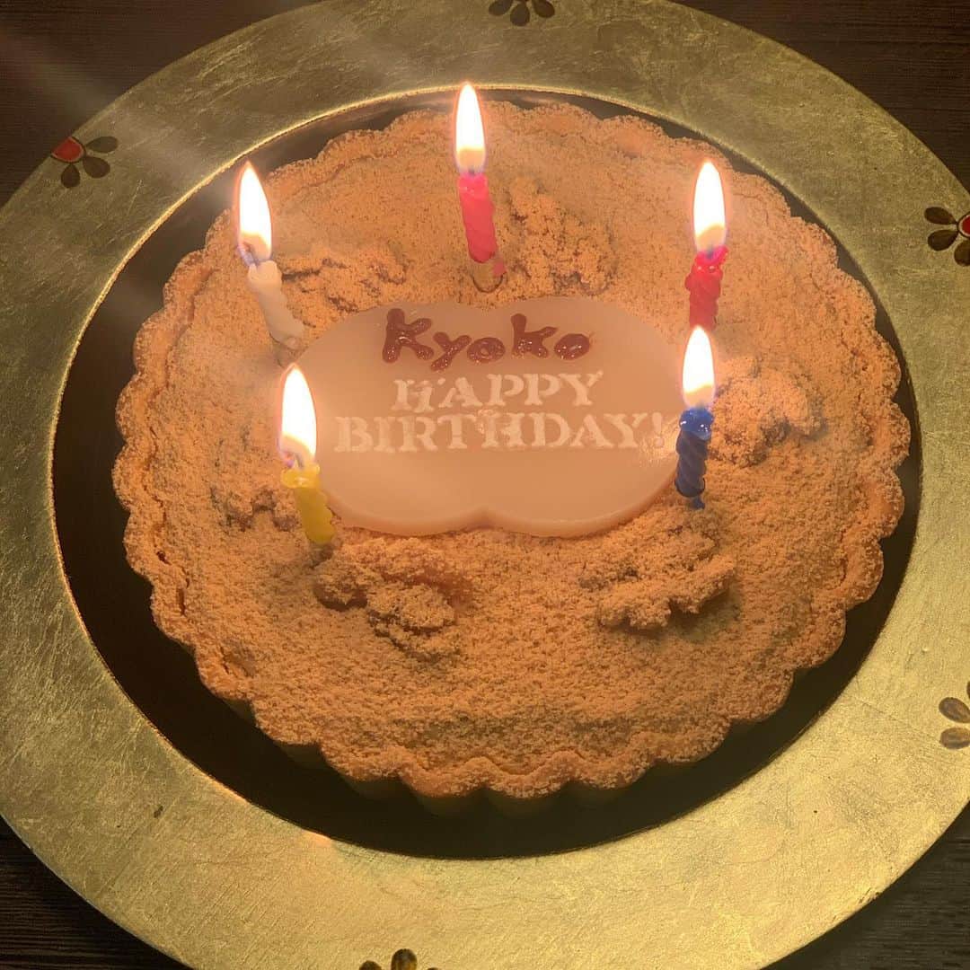 亀恭子のインスタグラム：「本日、歳を重ねました。  東京は今年初の雪。 息子はえらいテンション上がってました。  寒さ厳しい夜でしたが、 心温まった家族dinner  そして、 個別にお祝いしてくれたみんな、ありがとう❤︎ メッセージをくれた皆様、ありがとうございます❤︎  #january28 #birthday #43 #thankyou #❤︎」