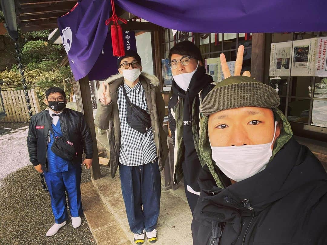 河井ゆずるさんのインスタグラム写真 - (河井ゆずるInstagram)「新ネタライブお越し頂いた皆さん、配信で観て頂いた皆さん、ありがとうございました☺️  写真が一枚も無いので、かなり前ですが神社へお参りに行った写真⛩  小島ラテにだけ『衣装で行く』と伝えたら真に受けて衣装を着てきた結果、劇場の支配人に連れて来てもらったみたいになりました。  新ネタライブは来月もありますし、明日はコンビのトークライブもありますので配信でも是非ご覧下さい😆♪」1月28日 23時22分 - kawaiyuzuru