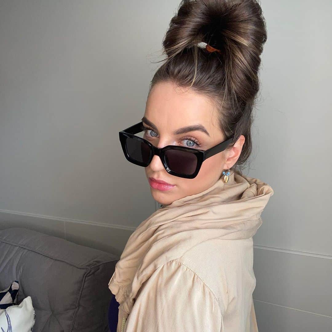 Bruna Unzuetaのインスタグラム：「Oi. Chamou?」