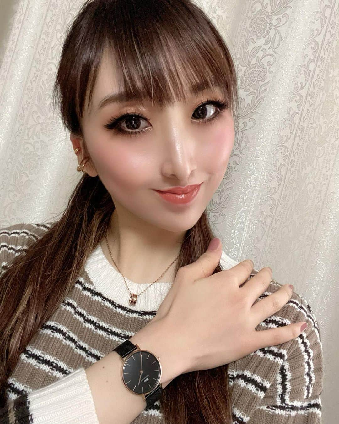 Erenaさんのインスタグラム写真 - (ErenaInstagram)「♥️DANIEL WELLINGTON♥️ @danielwellington 最近の私のお供♡♡♡😉 このブラックがカッコ良くて好き⌚️ いつもカッコ良く生きたい😎👍👍 . 本日1月28日からDWバレンタイン キャンペーンがスタート💝☺️💝 . ⚫︎2点以上お買い上げで10％OFF ⚫︎15％OFFクーポンコード【 erena23】の併用でさらにお得 . . #danielwellington#ダニエルウェリントン#DWバレンタイン#バレンタイン#DWニューイヤー#理想のギフト#最高のプレゼント#プレゼント#完璧なマッチ#お揃いアイテム#ペアグッズ#大切な人へ#シックなスタイル#抜群の存在感#タイムレス#洗練さ#エレガント#腕時計#ネックレス#ジュエリー#リボン#オシャレ#ファッション#ブラック」1月28日 23時22分 - o1.erena.1o_