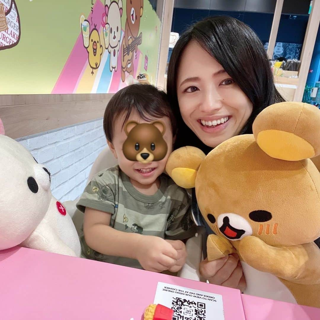 大西蘭のインスタグラム：「・ ２度目のリラックマカフェ🐻 ・ 息子がまた行きたいと言っていたので、再訪してきました☕️ ・ 息子は店内に入った瞬間からずっと笑顔で、テーブルに置いてあるリラックマのぬいぐるみを自分のイスに座らせたり、食べさせるマネをしてみたり、ずっとリラックマと遊んでいました😍 ・ アイスラテ１杯13ドルもするけど😅、息子も喜ぶし、私もhappyだし、また行っても良いかなーと思う💕 ・ 今度は食事メニューもオーダーしてみたいな🍝 ・ ・ 🚩 『Rilakkuma The Relax Café』 181 Orchard Rd, #04-08 Central, Orchard, Singapore 238896 ・ 👚トップス👚 安くて可愛いグレイル💕 @grl_official  ・ ・ #リラックマカフェ #rilakkumacafe  #sg #sgfood #singapore #singaporelife﻿ #料理 #グルメ #レストラン #シンガポール #シンガポール駐在 #シンガポールグルメ #シンガポールカフェ #シンガポール生活 #シンガポールライフ #シンガポール在住 #シンガポール暮らし #シンガポール観光 #シンガポールランチ #シンガポールおすすめ」