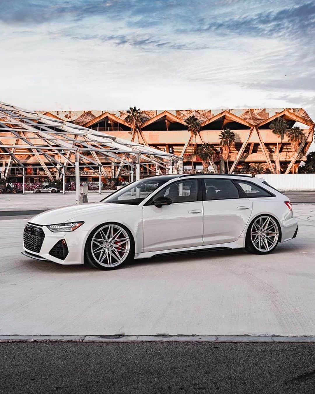 CARLiFESTYLEさんのインスタグラム写真 - (CARLiFESTYLEInstagram)「Audi RS6 slammed on @vossen wheels. Photo by @kfletchphotography #carlifestyle #audi #RS6 #audiRS6 #miami」1月28日 23時24分 - carlifestyle