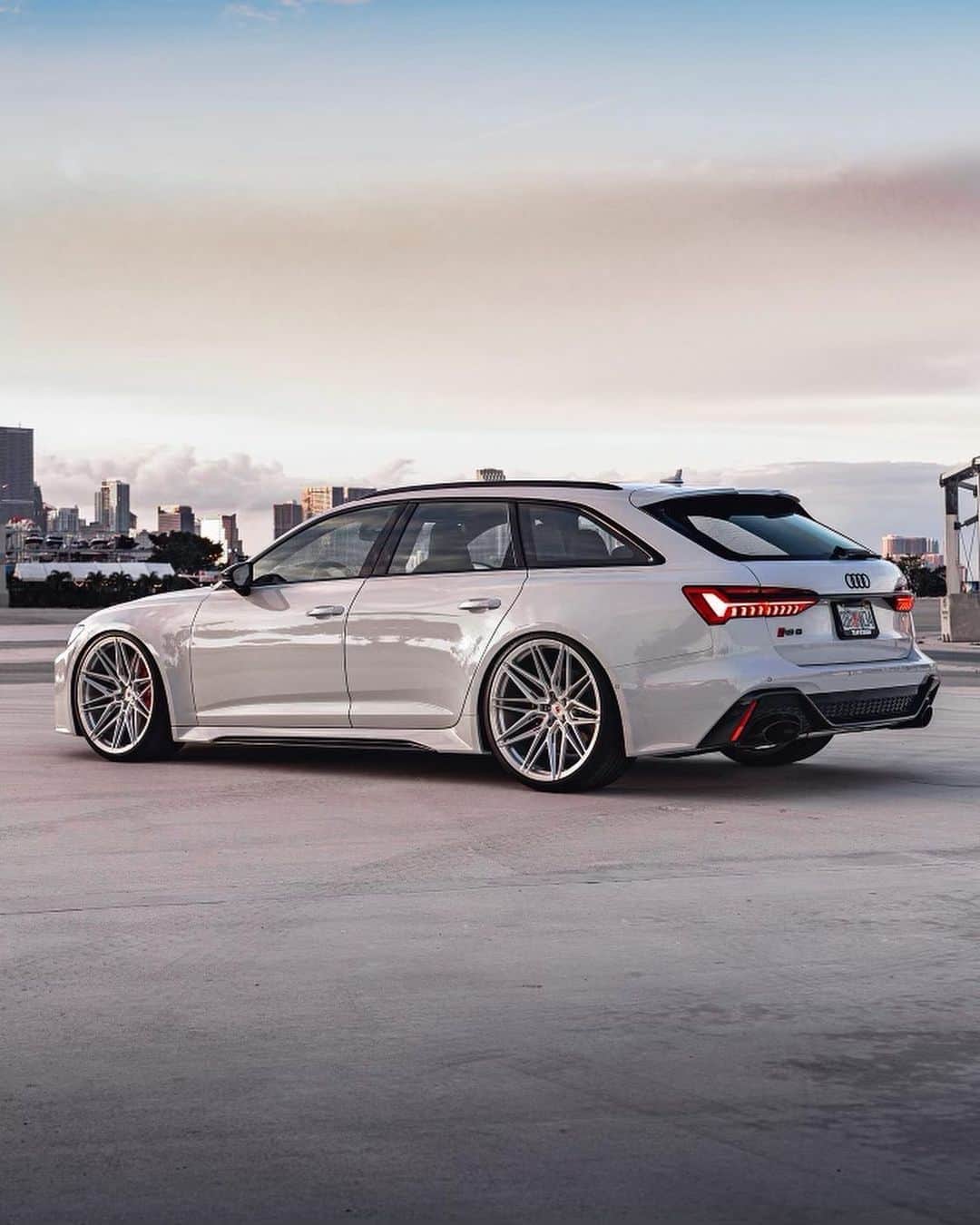 CARLiFESTYLEさんのインスタグラム写真 - (CARLiFESTYLEInstagram)「Audi RS6 slammed on @vossen wheels. Photo by @kfletchphotography #carlifestyle #audi #RS6 #audiRS6 #miami」1月28日 23時24分 - carlifestyle