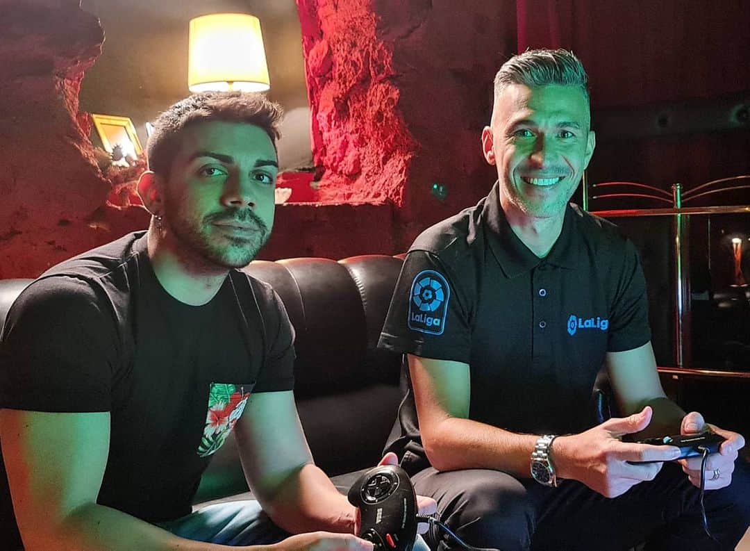ルイス・ハビエル・ガルシア・サンスのインスタグラム：「Great chat with DJMario about how electronic games have became so big. Impressive the amount of hours behind his passion and work as a content creator. Football and Egames are very linked and they are here to stay. #LaLigaAmbassadors #elaligasantander」