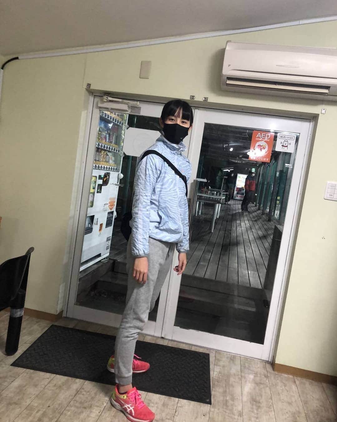 丸本凛のインスタグラム：「今月いっぱいで選手としては、テニスに区切りをつけることにしました。 ・ ・ ７歳から始めたテニスですが、試合やレッスンを通して沢山のことを学び大切な方達に出会う事ができました。 これからも、人生においてテニスで得た学びを生かしていければなと思います。 両親、コーチ、仲間達、ラケット、ボール、コート全てに感謝をし、最後の一秒までやり切ってきます。🎾  #tennis#coach#friends#memories#テニス#仲間#コーチ」
