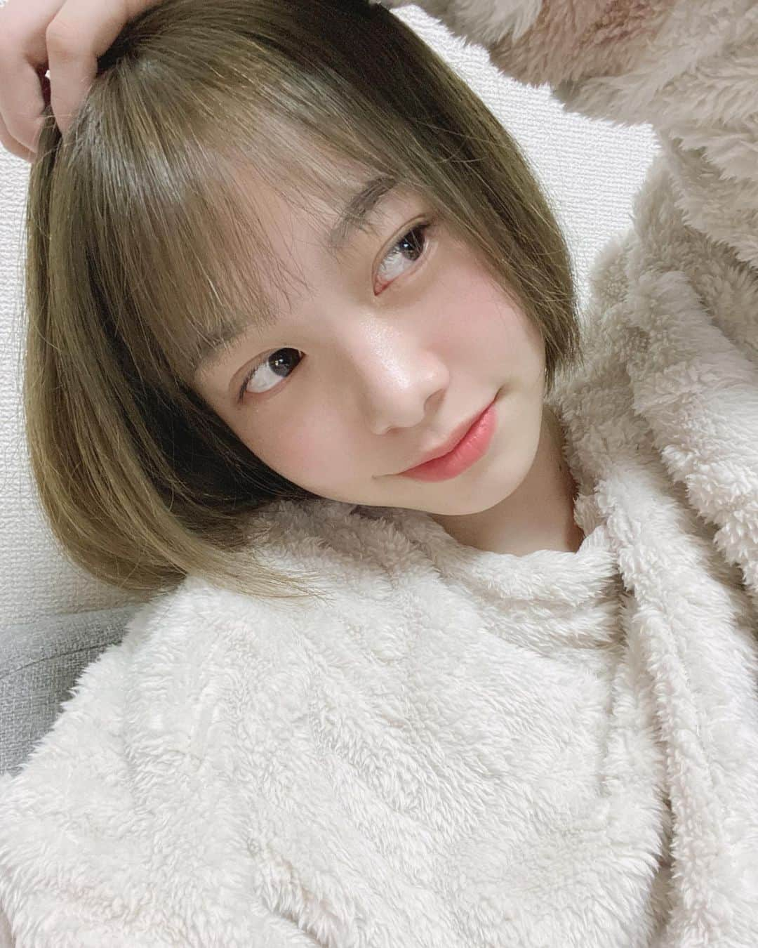 新田あゆなさんのインスタグラム写真 - (新田あゆなInstagram)「・ 幼さ全開。 あざとくいこ😂 ・ ・ まだ全然前髪慣れない🥺 ・」1月28日 23時30分 - ayu.3209