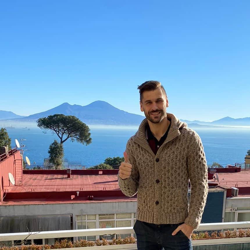 のインスタグラム：「E' arrivato il tempo dei saluti e come si dice a Napoli "adda passà ‘a nuttat"  Lascio una città fantastica, un popolo dal calore ed affetto unico, tanti amici e tanti momenti belli che resteranno sempre con me. È proprio vero che a Napoli si piange due volte ...  cià uagliù !」
