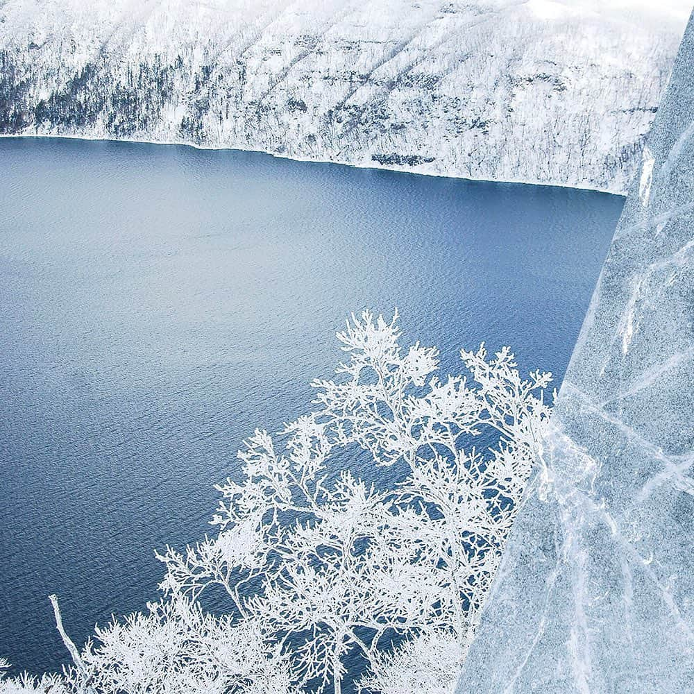 All Nippon Airwaysさんのインスタグラム写真 - (All Nippon AirwaysInstagram)「Crisp flakes from above Gliding across the smooth ice Hear the cool crackle 🌬  #LakeMashu」1月28日 23時34分 - allnipponairways