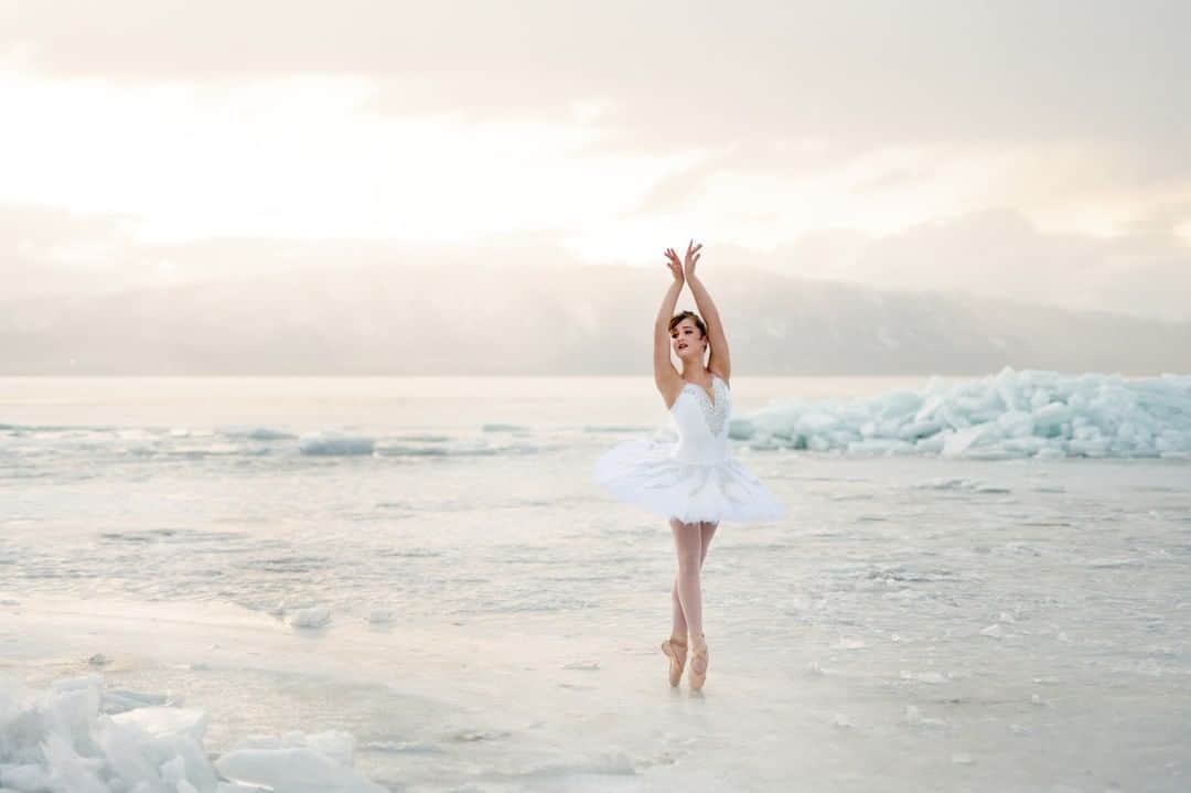Sigma Corp Of America（シグマ）さんのインスタグラム写真 - (Sigma Corp Of America（シグマ）Instagram)「When your back yard looks like this, how can you say no when your daughter wants to take some epic ballet photos? SIGMA Ambassador @mckenziedeakins took her SIGMA 50mm F1.4 DG HSM Art lens, mounted to a Nikon Z7 w/ FTZ adapter, to the nearby (and quite frozen) Utah Lake for this beautiful shot.  For portraits, landscapes, street photography, nearly anything you can imagine, a high-quality 50mm lens always comes through in the clutch!  Available for Canon EF, Nikon F, Sony E & L-Mount systems (website link in bio).  #sigmaphoto #SIGMA #photography #sigma50mm #sigma50mmart #sigma50mm14art #dancer #dancersofinstagram #ballet #balletdancer #balletphotography #dancephotography #primelens #sigmalens #sigmalenses #swanlake #swanlakeballet #utah #utahlake #frozenlake」1月28日 23時36分 - sigmaphoto