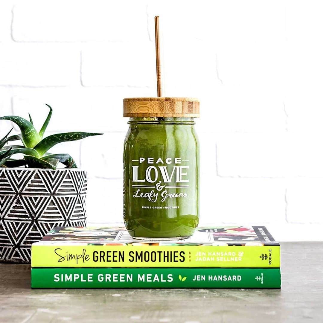 Simple Green Smoothiesさんのインスタグラム写真 - (Simple Green SmoothiesInstagram)「Meet our NEW Cinnamon Date Smoothie + GIVEAWAY (scroll down for the details)! 🥰 It's pretty much a cinnamon roll in a smoothie (where's a cinnamon roll emoji when you need it!) — and it's real good. Like "I don't even miss the real thing" good. With just 5 ingredients (you prob have on hand), you can blend up this cinnamon date smoothie now that I got your cinnamon roll craving going strong. #sorrynotsorry⁠⠀ ⁠⠀ For this smoothie recipe, I’ve partnered with @ndmedjooldates to use their pitted Medjool Dates to create this drool worthy date smoothie recipe. Natural Delights Medjool dates are grown in the Bard Valley, a beautiful, sun-drenched area fed by the Lower Colorado River where Arizona and California meet.⁠⠀ ⁠⠀ These dates are naturally sweet and packed with 16 essential vitamins and minerals as well as disease-fighting antioxidants. They’re perfect for any special diet since they are gluten-free, nut-free, Kosher, Halal, Vegan, Paleo and a raw whole fruit – they’re also available in Organic varieties.⁠⠀ ⁠⠀ CINNAMON DATE SMOOTHIE I serves one⁠⠀ 1/2 cup rolled oats⁠⠀ 3 pitted, organic @ndmedjooldates⁠⠀ 1 1/2 cups non dairy milk (cashew, almond, or oat)⁠⠀ 1/2 tsp vanilla extract⁠⠀ 2 tsp cinnamon⁠⠀ 1 cup ice, optional⁠⠀ ⁠⠀ 1. Blend oats until powdery.⁠⠀ 2. Add dates, non dairy milk, vanilla extract, and cinnamon to blender, and blend again.⁠⠀ 3. Pour into a glass containing 1 cup ice, for an extra cold beverage.⁠⠀ ⁠⠀ GIVEAWAY🎉⁠⠀ ⁠⠀ HERE'S WHAT YOU CAN WIN⁠⠀ 5 winners will each receive:⁠⠀ ⁠⠀ - 1 Wellness Warrior x Cookbook Bundle ($95.00 retail value)⁠⠀ - 5 pack assortment of Natural Delights product⁠⠀ ⁠⠀ HERE'S HOW TO ENTER THE GIVEAWAY⁠⠀ 1. Follow @NDMedjoolDates and @SimpleGreenSmoothies⁠⠀ 2. Tag one friend below who would also enjoy this prize! (Tag multiple friends for multiple entries!)⁠⠀ ⁠⠀ *Giveaway runs until February 1, 2021, winners will be announced on February 2 by @NDMedjoolDates. Giveaway open to all US residents ⁠」1月28日 23時40分 - simplegreensmoothies