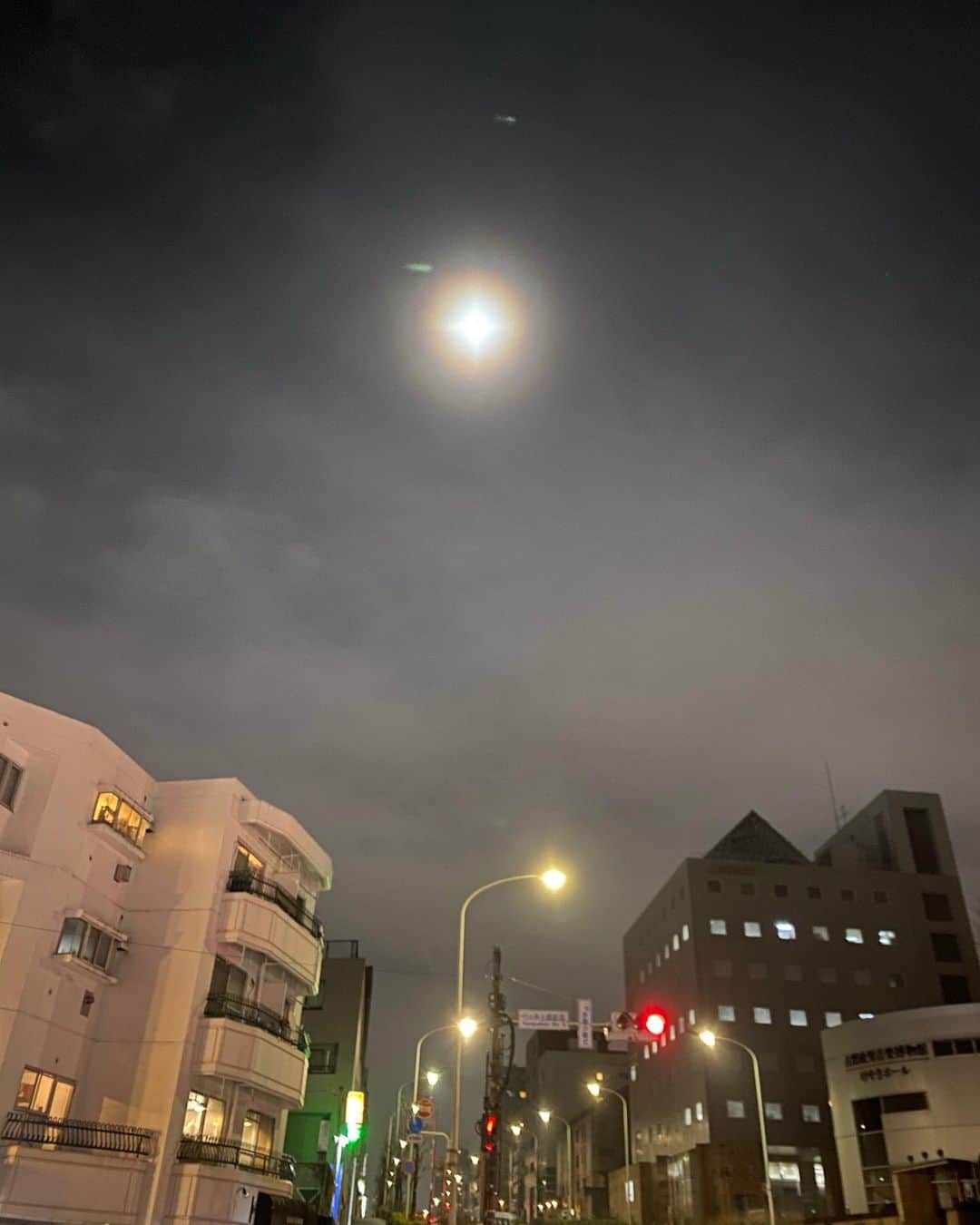のインスタグラム：「suwaruでのfullmoon meditationからの今日は天気悪いから見れないな〜と思っていたら、パワフルな満月が🌝 . ワサワサしていた心がホッと落ち着いた〜☺️ 一つ山を越えた、インスピレーションもようやく降りてきた、ワサワサと頭の整理ができてなかったからようやくcalmな心を取り戻した夜。  愛溢れる、しのぶ先生には冷えに効く日々のポーズも教えてもらい、深い癒しの中に。  ニーマル先生の満月の瞑想を思い出しながら今夜はゆっくりと心を癒そう✨ ナマステ〜🙏  #fullmoon #suwaru #fullmoonmeditation」
