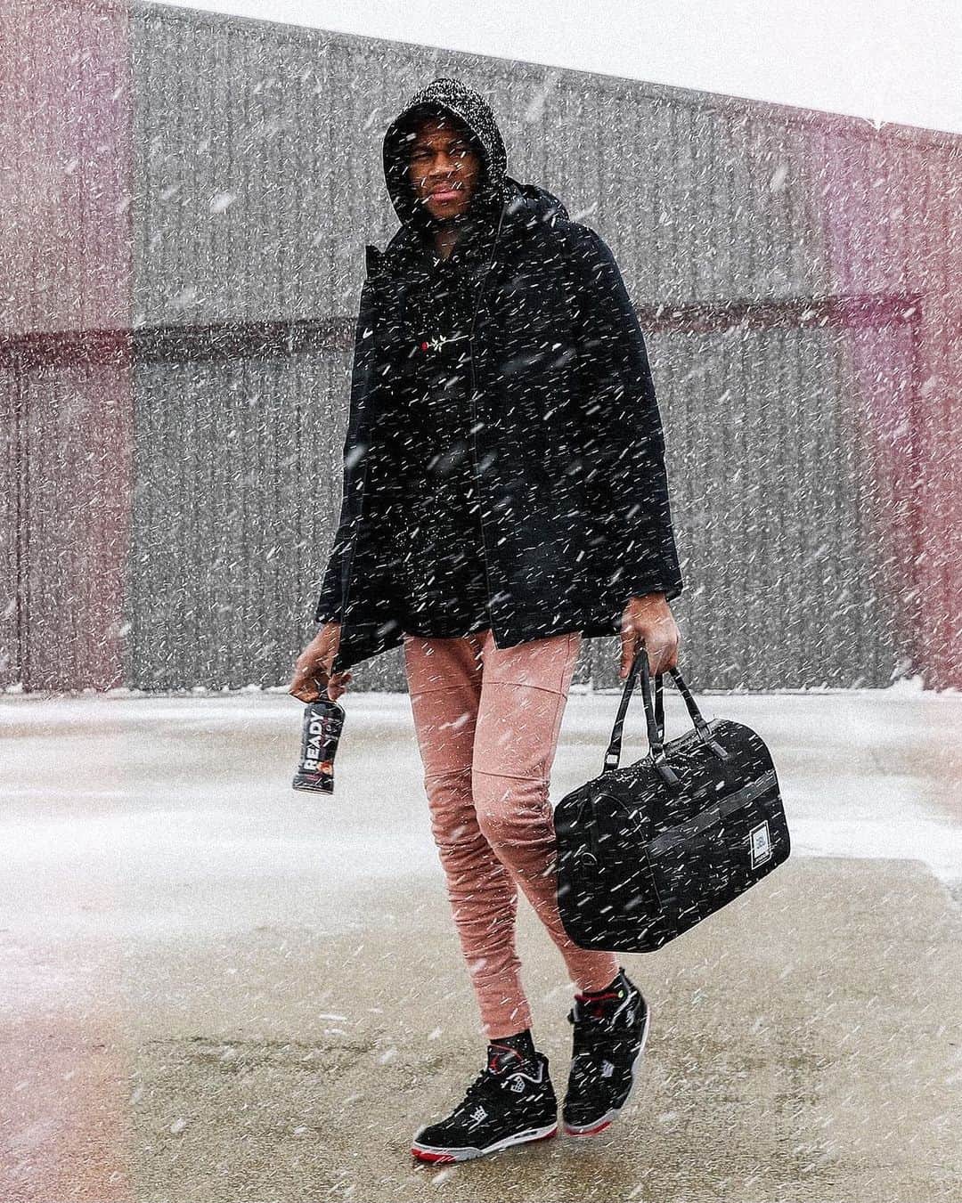 shoes ????のインスタグラム：「How do we feel about @giannis_an34 doing the Jordan Bred 4’s like this in the snow? ❄️ 🤣  #sneakers #sneakernews #nicekicks #kicksonfire #hypebeast #highsnobiety #yeezy #supreme #nba #giannisantetokounmpo #goat」