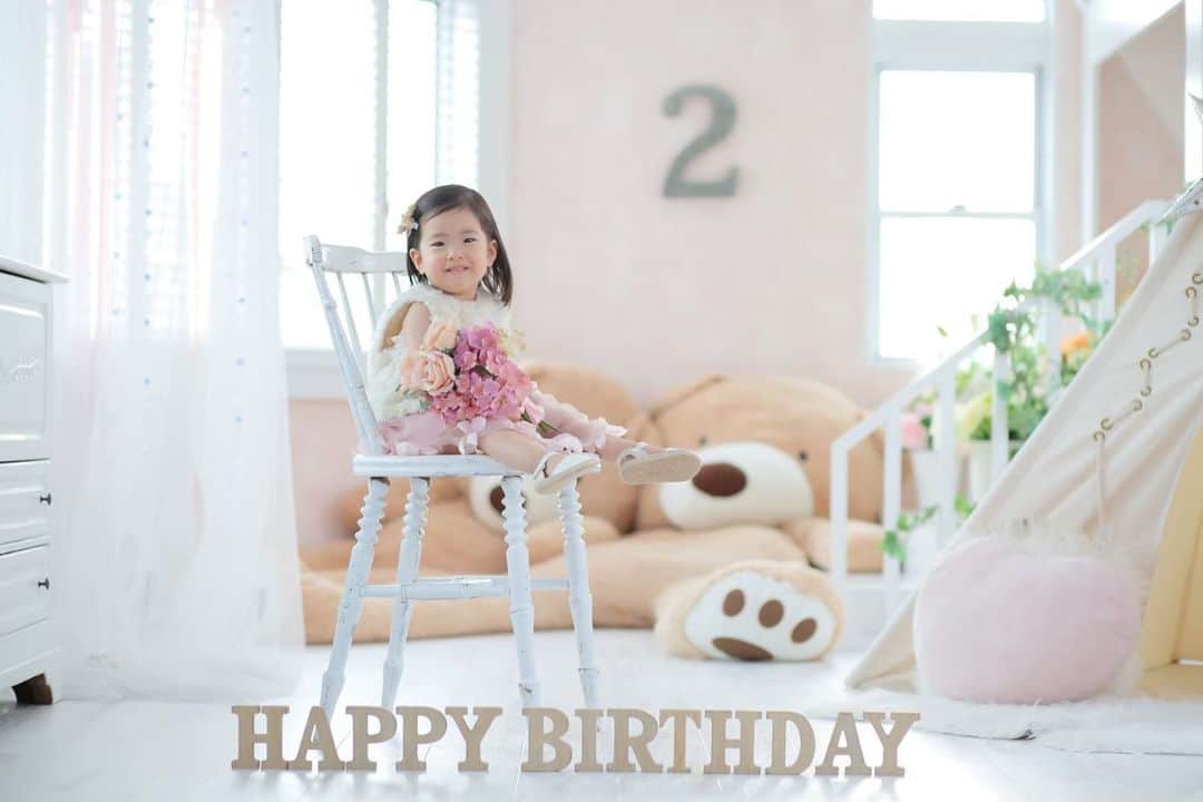 遠近由美子のインスタグラム：「2歳になった時の写真、まだ整理できてないのに、もうすぐ3歳になっちゃうと焦る夜🌙　  #双子姉　#まだぷにぷにしてる♡ #2歳誕生日 #1年前の写真 #スタジオフォト」