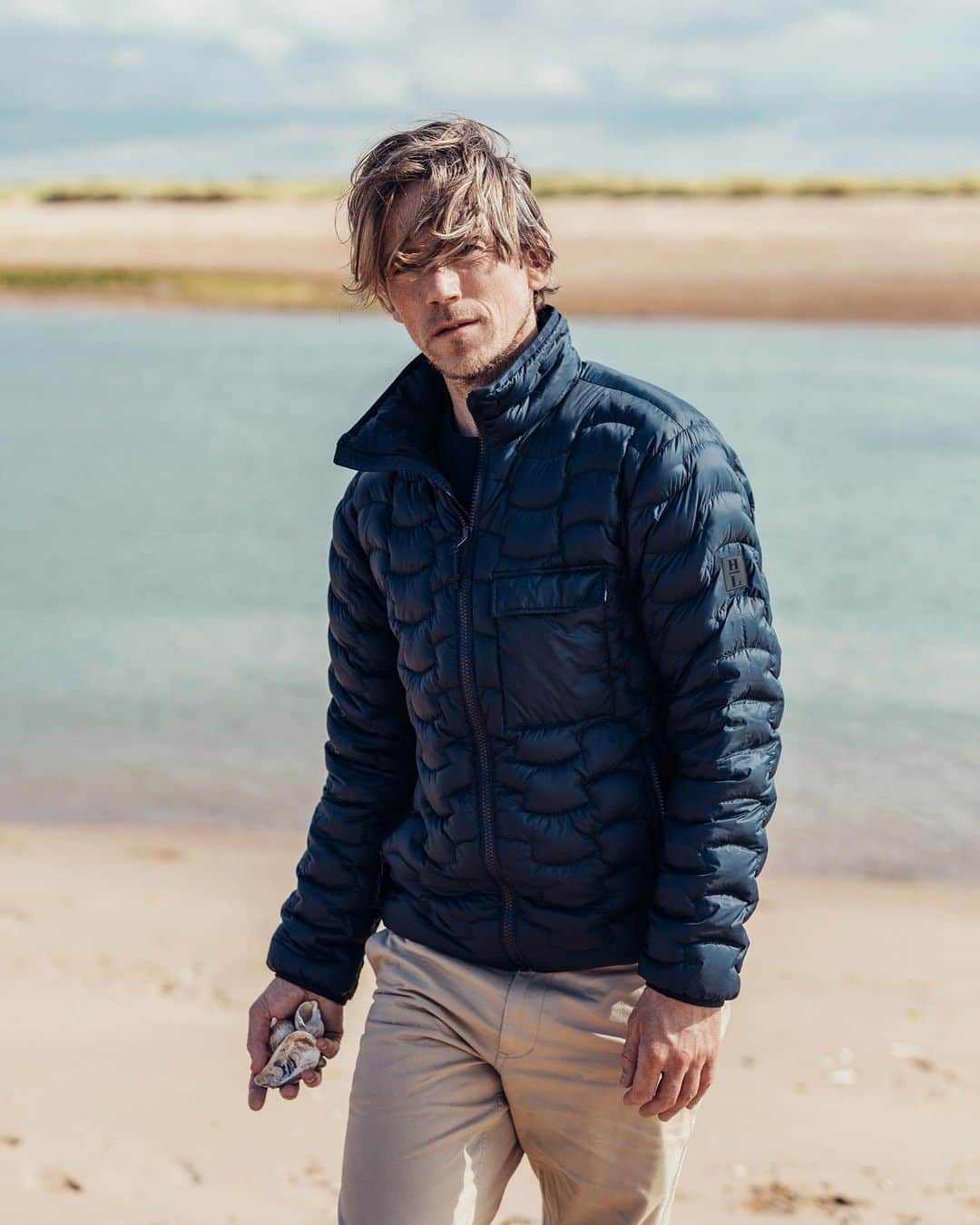 のインスタグラム：「Enjoy crisp winter walks along the coast with our best-selling Airedale Down jacket. Designed and built to keep you warm and comfortable, the Airedale is the lightest down jacket we have ever produced. #henrilloyd #jacket #winter」