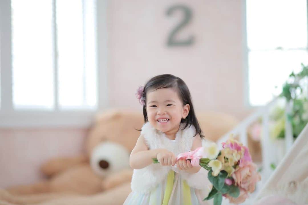 遠近由美子のインスタグラム：「2歳になった時の写真、まだ整理できてないのに、もうすぐ3歳になっちゃうと焦る夜🌙　  #双子妹　#2歳誕生日  #1年前の写真  #姉はピンクで妹は黄色 #何となくテーマカラーが決まってる #双子あるある」