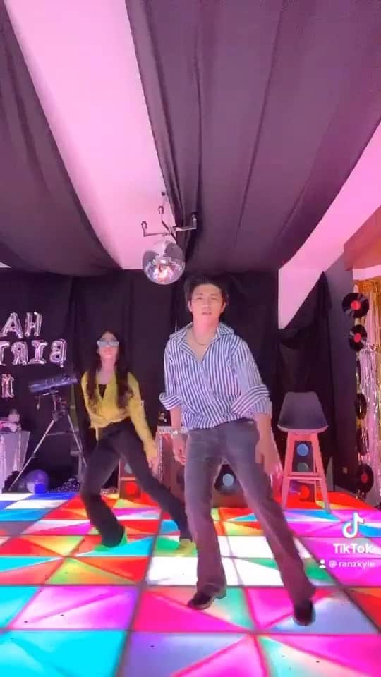 Ranz Kyleのインスタグラム：「Happy birthday @nianaguerrero 🥳 disco time haha! My elephant pants makes the dance more on point 😂🕺🏻」