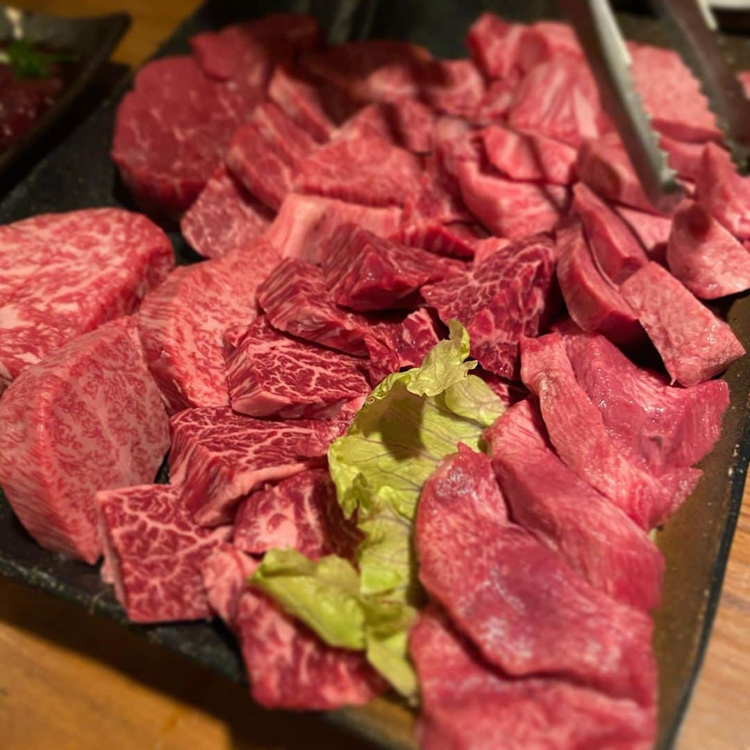 繁田梨世さんのインスタグラム写真 - (繁田梨世Instagram)「またまたお肉🥩  . . 連続でお肉です。 . . 難波にある焼肉屋さんに前に連れて行ってもらいました！ . . 美味しいところしか聞かされてなくて行ったらほんまに全部美味しい🥰 . . 赤身も最高やし、シャトーブリアンなんかはもうトロける🥺🥺  . . 大好きなレバーも食べれて幸せな日でした！ こんなに美味しいお店なのに名前忘れた😭💦 . . 早くまた焼肉行きたい〜！ . . #難波#焼肉#名前忘れた#絶対一人で入りにくい#予約制#赤身#タン#レバー#最高#シャトーブリアン#美味しすぎ#飛び跳ねた#ご褒美#肉女子」1月29日 0時03分 - shigesurumedayo