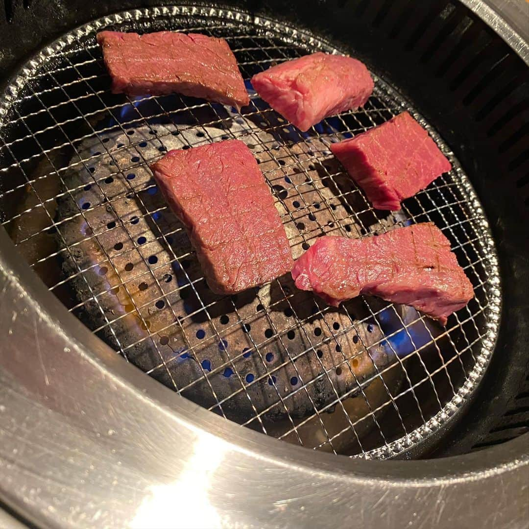 繁田梨世さんのインスタグラム写真 - (繁田梨世Instagram)「またまたお肉🥩  . . 連続でお肉です。 . . 難波にある焼肉屋さんに前に連れて行ってもらいました！ . . 美味しいところしか聞かされてなくて行ったらほんまに全部美味しい🥰 . . 赤身も最高やし、シャトーブリアンなんかはもうトロける🥺🥺  . . 大好きなレバーも食べれて幸せな日でした！ こんなに美味しいお店なのに名前忘れた😭💦 . . 早くまた焼肉行きたい〜！ . . #難波#焼肉#名前忘れた#絶対一人で入りにくい#予約制#赤身#タン#レバー#最高#シャトーブリアン#美味しすぎ#飛び跳ねた#ご褒美#肉女子」1月29日 0時03分 - shigesurumedayo